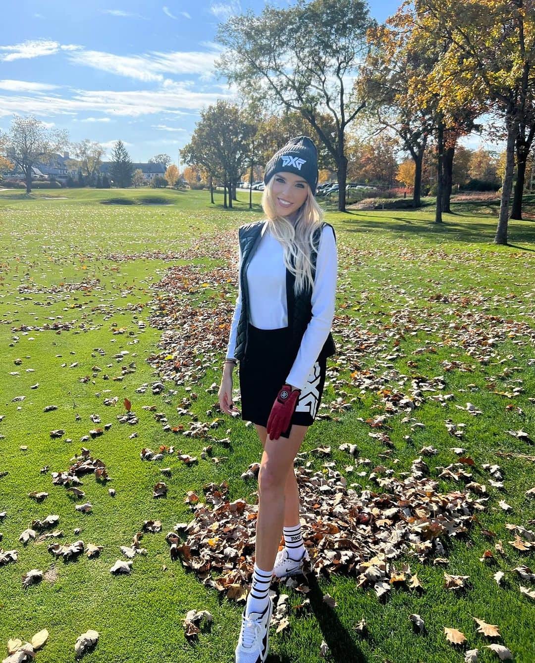 Elise Lobbのインスタグラム：「Is a foot wedge acceptable out of these leaves ?! 🤪😂  I know I’ve said it 1000 times but this is my most favorite time of year! When do you guys like playing golf ?! 🍁☃️☀️🌊  #golf #fallgolf #pxg #pxgtroops」
