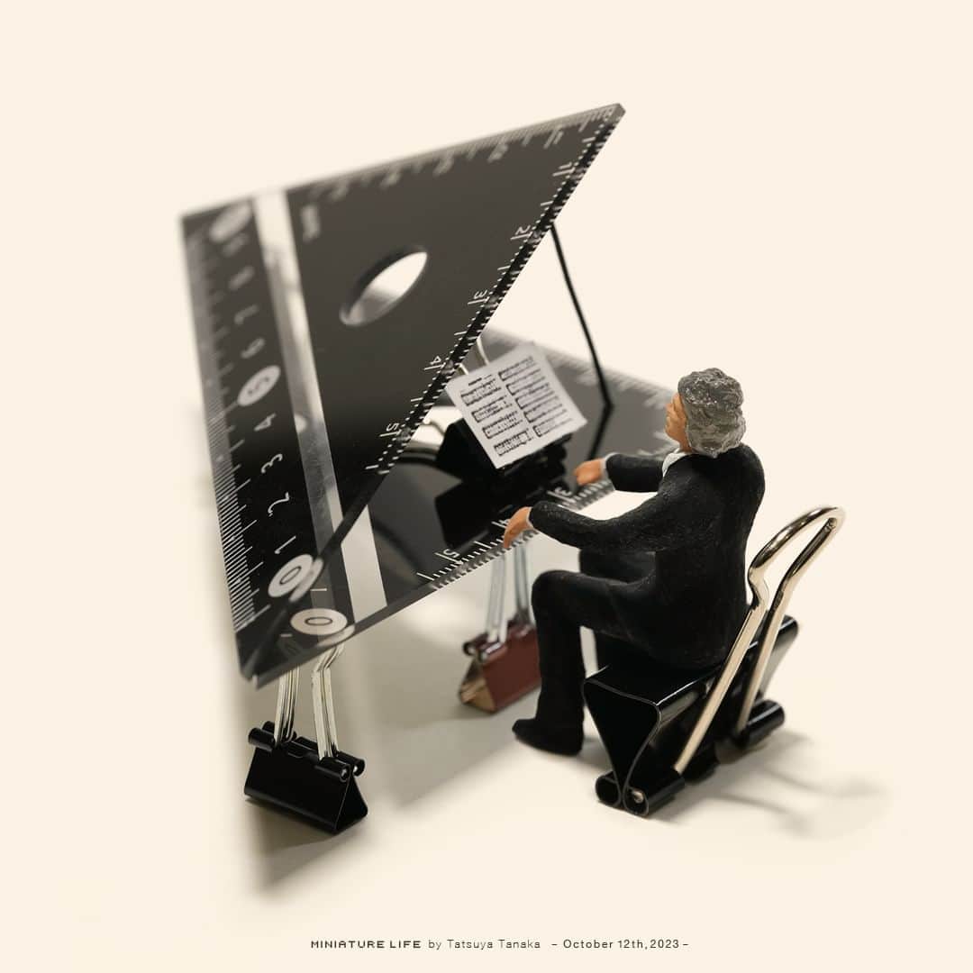 田中達也のインスタグラム：「“Set Square Piano” ⠀ ⠀ 曲の尺はきっちり守ります ⠀ ⠀ ─────────────────── 《EXHIBITION info》 ⠀ 【ミニチュアの視点で見る日本－田中 達也 展】 Japan from miniatures - Tatsuya Tanaka at Japan House São Paulo until : Oct. 15, 2023 ⠀ 【ミニチュアライフ 神戸エアポート】 MINIATURE LIFE × KOBE AIRPO」