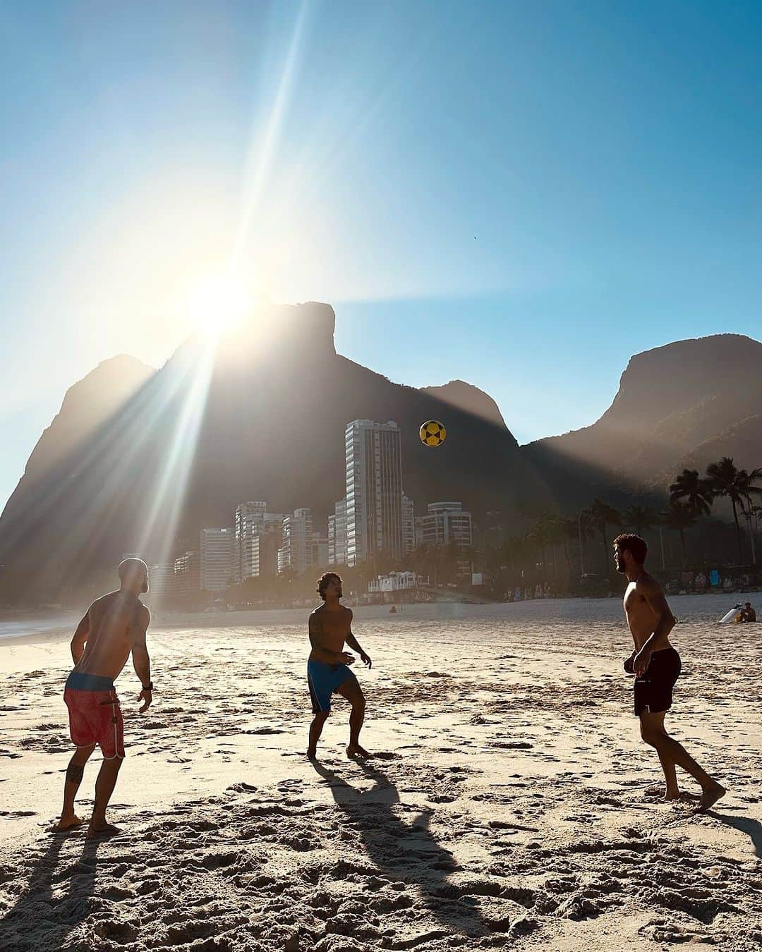 ガブリエル・メディーナのインスタグラム：「Hoje : Surf&Altinha ... nao tem como melhorar ☀️💙  Ser carioca é muito bom hahahah 😂  Days like dizzzzzz 😛☀️💙  🎥 @lucasbalbino_」