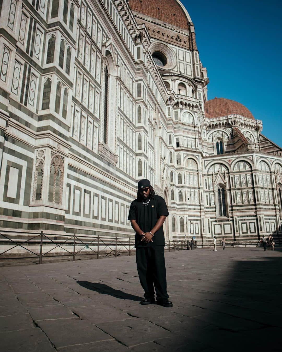 レオン・トーマス3世のインスタグラム：「This is my official farewell to Florence Italy. I really enjoyed making music and living in this wonderful city. There’s so much rich art to dive into. This is one of those trips I’ll never forget. 🙏🏾 📸 by @creationsofla」