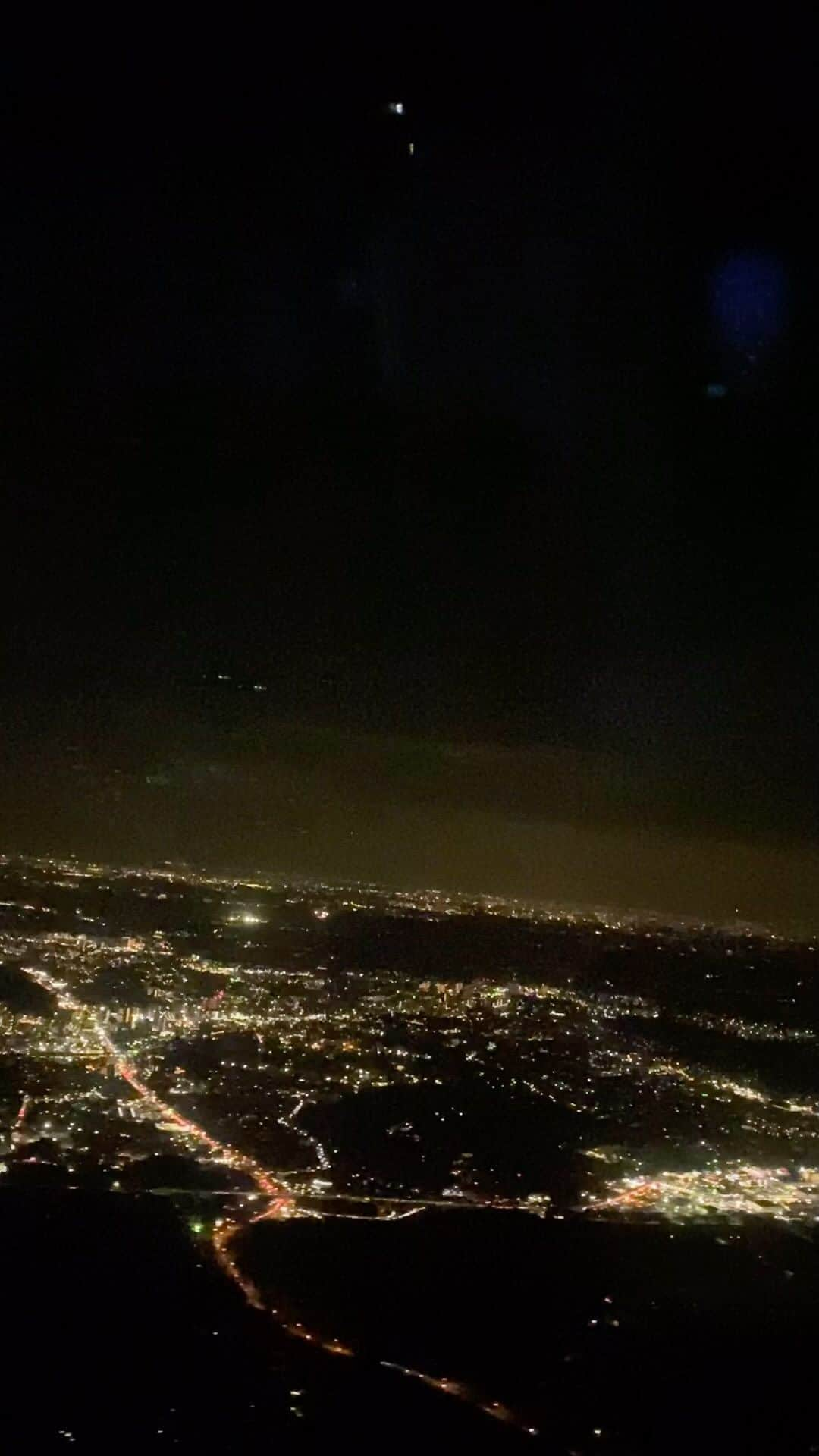 長与千種のインスタグラム：「・ 夜の成田空港上空から。 ・ ・ 日本の夜景は時々 切ない気持ちになったり それでも 街明かりは優しい ・ ・ #機内から夜景 #夜景 #日本の夜景 #好き」