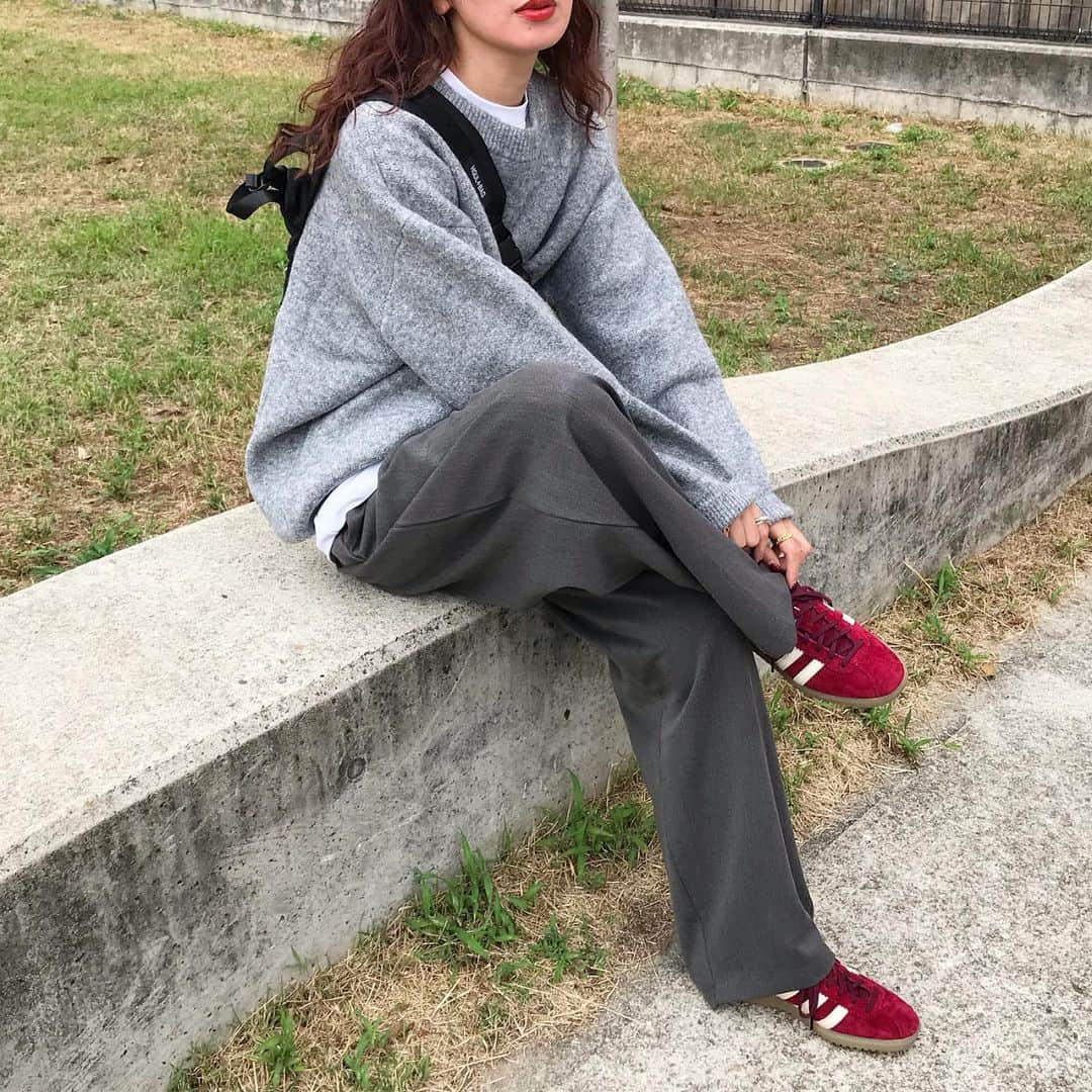 kumikaさんのインスタグラム写真 - (kumikaInstagram)「グレーコーデに、赤のadidas shoes👟❤️  ニットは、 @nugu_klee new✨✨ ウールニット/gray  めちゃくちゃ着心地良くて肉厚で暖かいニットです🧶 ミックスカラーで可愛い😍  パンツもバッグもklee💓 ワンタックバンディングスラックス/gray ショルダーバッグ\black  この楽ちんスラックスは、韓国へ2色持ってきたお気に入りのパンツ❤️ 夏に発売したやつやけど、しっかりした生地なので秋冬もいけるよー🙆‍♀️  10日〜13日の期間で、新商品が続々とupdateされてるのでチェックしてみてください💓 . . . . knit.pants.bag @nugu_klee  inner#uniqlou shoes#adidas . . . . #グレーコーデ#gray#赤コーデ#red#ゆるニット#オーバーサイズニット#ユニセックス#knit#ニットコーデ#スラックス#uniqlo#adidasoriginals #adidasshoes#ショルダーバッグコーデ#casual #tbt#ootd#instafashion#outfit#ママコーデ#秋冬コーデ」10月12日 7時37分 - kumika_iiio2