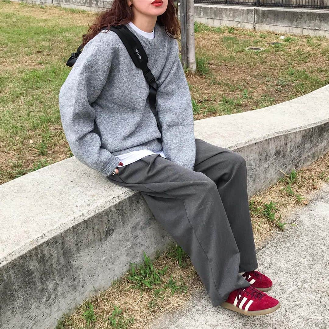 kumikaさんのインスタグラム写真 - (kumikaInstagram)「グレーコーデに、赤のadidas shoes👟❤️  ニットは、 @nugu_klee new✨✨ ウールニット/gray  めちゃくちゃ着心地良くて肉厚で暖かいニットです🧶 ミックスカラーで可愛い😍  パンツもバッグもklee💓 ワンタックバンディングスラックス/gray ショルダーバッグ\black  この楽ちんスラックスは、韓国へ2色持ってきたお気に入りのパンツ❤️ 夏に発売したやつやけど、しっかりした生地なので秋冬もいけるよー🙆‍♀️  10日〜13日の期間で、新商品が続々とupdateされてるのでチェックしてみてください💓 . . . . knit.pants.bag @nugu_klee  inner#uniqlou shoes#adidas . . . . #グレーコーデ#gray#赤コーデ#red#ゆるニット#オーバーサイズニット#ユニセックス#knit#ニットコーデ#スラックス#uniqlo#adidasoriginals #adidasshoes#ショルダーバッグコーデ#casual #tbt#ootd#instafashion#outfit#ママコーデ#秋冬コーデ」10月12日 7時37分 - kumika_iiio2