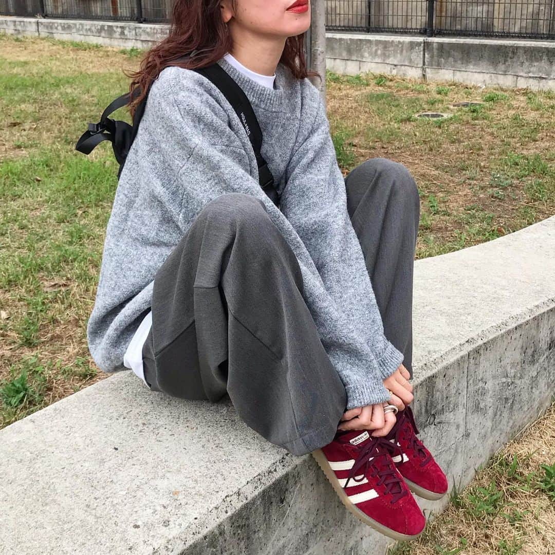 のインスタグラム：「グレーコーデに、赤のadidas shoes👟❤️  ニットは、 @nugu_klee new✨✨ ウールニット/gray  めちゃくちゃ着心地良くて肉厚で暖かいニットです🧶 ミックスカラーで可愛い😍  パンツもバッグもklee💓 ワンタックバンディングスラックス/gray ショルダーバッグ\black  この楽ちんスラックスは、韓国へ2色持ってきたお気に入りのパンツ❤️ 夏に発売したやつやけど、しっかりした生地なので秋冬もいけるよー🙆‍♀️  10日〜13日の期間で、新商品が続々とupdateされてるのでチェックしてみてください💓 . . . . knit.pants.bag @nugu_klee  inner#uniqlou shoes#adidas . . . . #グレーコーデ#gray#赤コーデ#red#ゆるニット#オーバーサイズニット#ユニセックス#knit#ニットコーデ#スラックス#uniqlo#adidasoriginals #adidasshoes#ショルダーバッグコーデ#casual #tbt#ootd#instafashion#outfit#ママコーデ#秋冬コーデ」