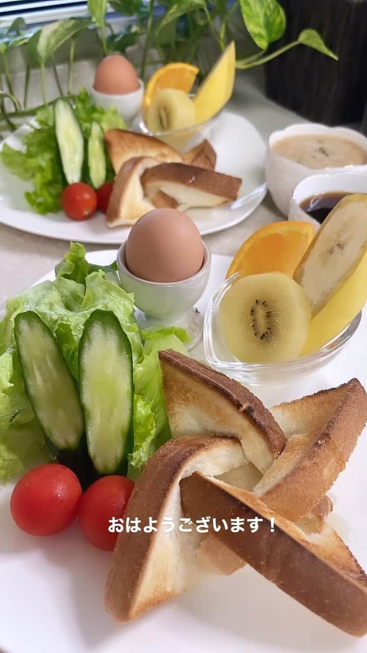 のインスタグラム：「名古屋25℃🌤️ おはようございます！ 今朝は清々しい秋晴れ。 空気は澄んで気持ちのいい散歩でした🐕🚶‍♀️ 今日も日差したっぷりです。 日中はまた少し汗ばむ暑さになります💦 朝晩の寒暖差で体調崩さないよう十分気をつけてください。 頑張って行ってらっしゃい🩷 #おはようございます#goodmorning  #朝食#breakfast  #秋田犬#akitainu #dogsofinstagram  #トースト#サラダ#フルーツ #ゆで卵 #ホットコーヒー#カフェオレ#珈琲 #水谷雅子 #水谷雅子の美容の秘訣シリーズ」