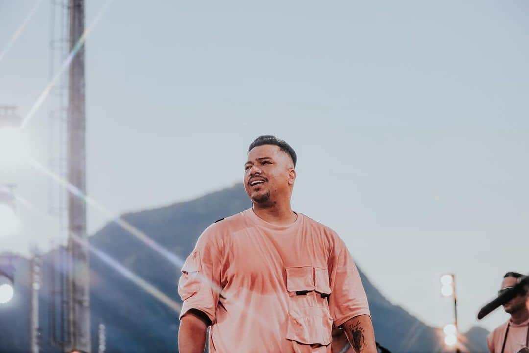 Sorriso Marotoのインスタグラム：「Preparados, turma? 😎 AMANHÃ, vocês vão poder conferir a estreia dos dois últimos clipes do Sorriso Eu Gosto No Pagode - Parte 1, ao meio dia! 🎶  -Segredos -Eu Vacilei/ Preciso Viver/ Na Cama part. @grupopiquenovo e @tieeoficial」