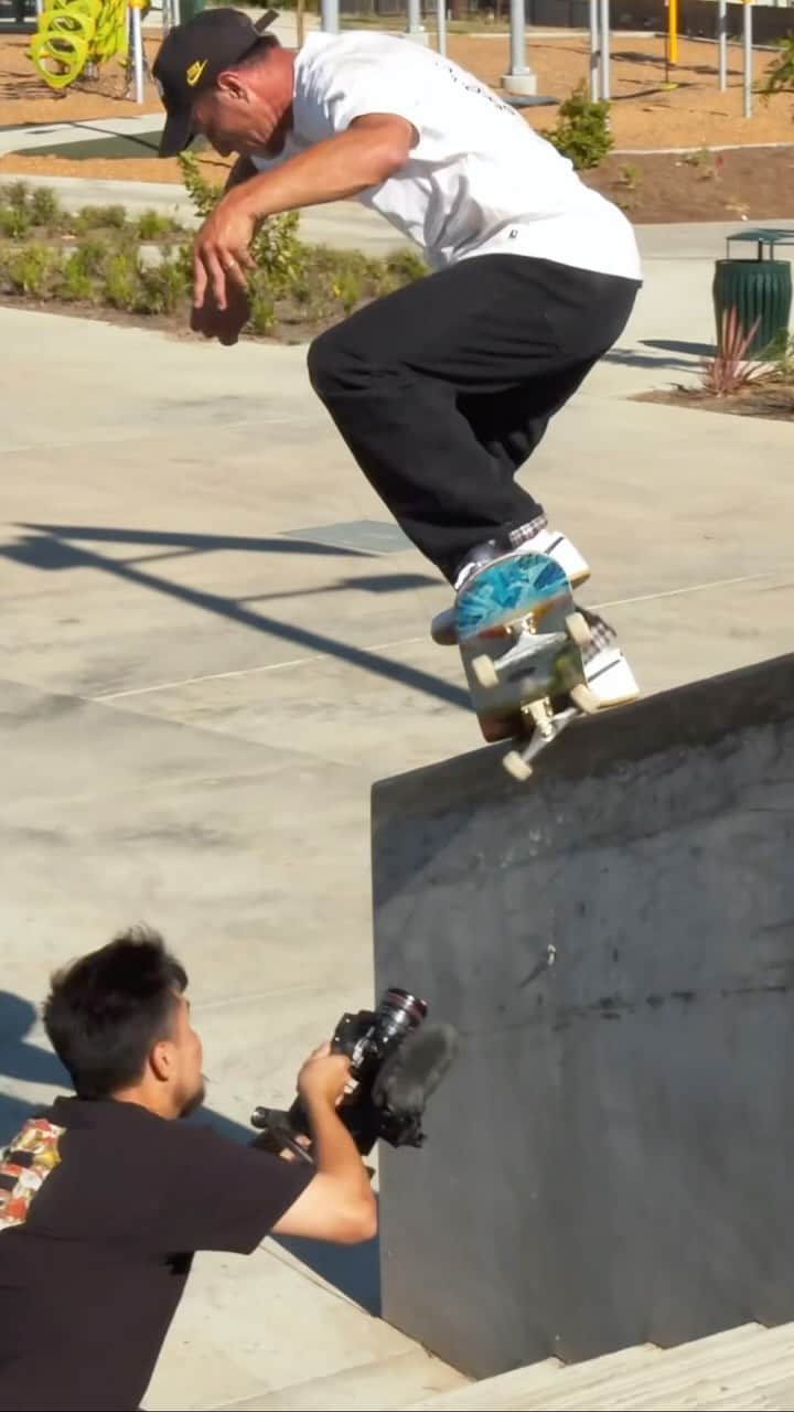 カルロス・リベイロのインスタグラム：「🔥 @carlosribeiro91 🔥 Video premiere TOMORROW at 10am PST on our YouTube channel. Hit the link in our bio to tap in! 💥 🎬: @alan_hannon #IndependentTrucks #RideTheBest」