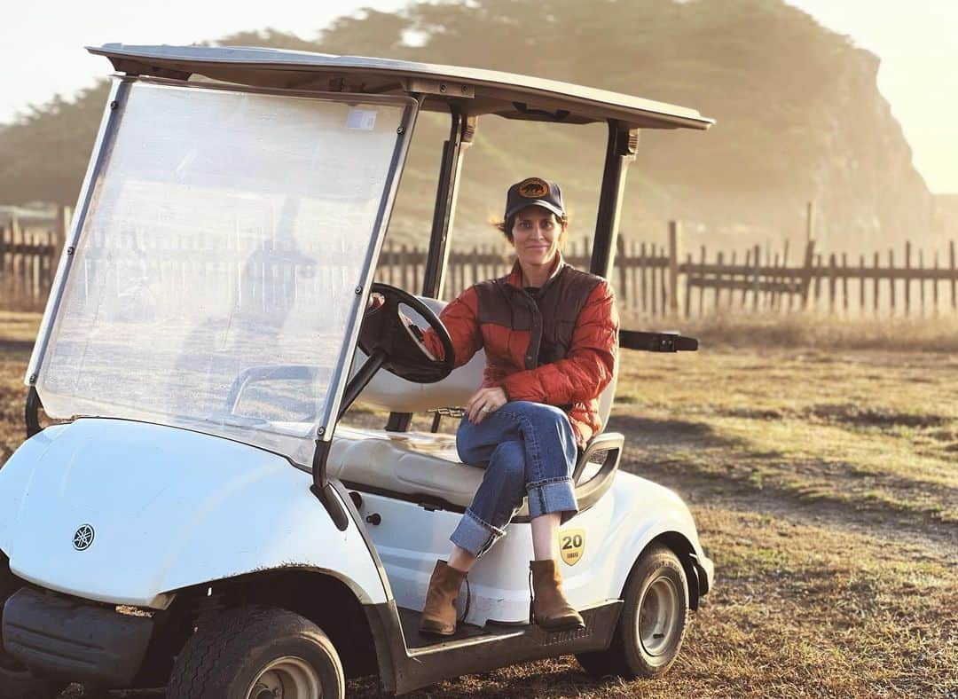 アナベス・ギッシュさんのインスタグラム写真 - (アナベス・ギッシュInstagram)「Two decades ago today, we stood on the rugged and wild cliff-edge of the Sea Ranch Lodge to get married. The sky was exquisitely blue, the temperature a typical Northern Cali October brisk. Friends and family surrounded us, and we said things no one else could hear because the wind carried them out to the sea. Then we had the best party we’ve (still!) ever been to—though how is it our wonderful sons weren’t there!?! Twenty years later, to return and stand on the same ground is humbling. The elements have not changed in their persistence. The barn is more weathered, the coastline more ocean-carved, and windswept. Lol, so are we. Life works hard on us all. But what a brilliant adventure! What gratitude lives in our hearts. Happy Anniversary @donutshoppeproductions」10月12日 7時51分 - annabeth_gish