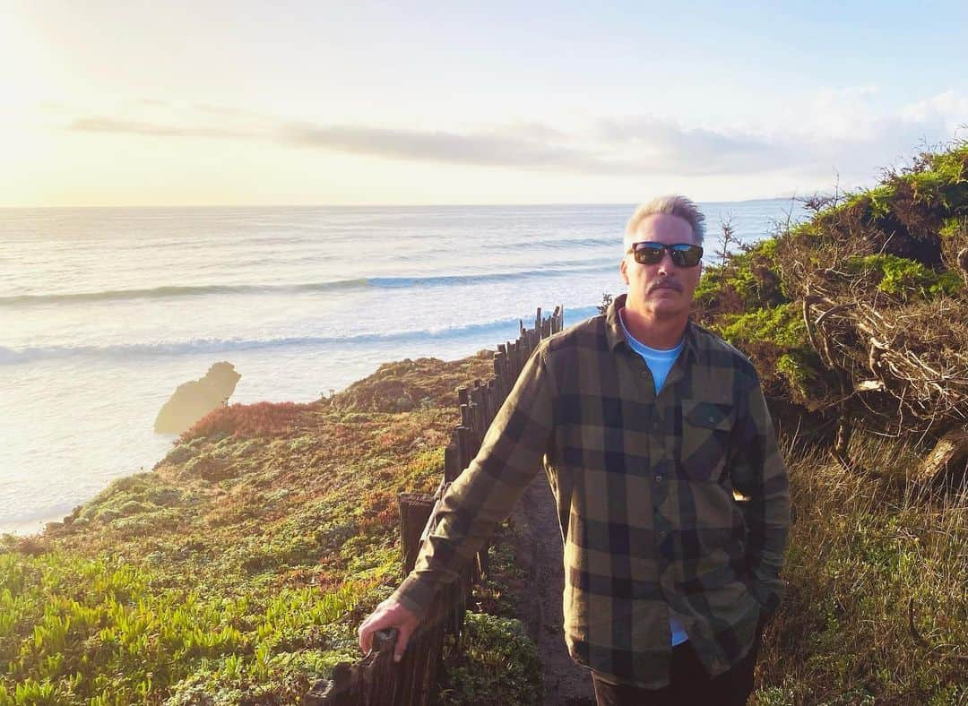 アナベス・ギッシュさんのインスタグラム写真 - (アナベス・ギッシュInstagram)「Two decades ago today, we stood on the rugged and wild cliff-edge of the Sea Ranch Lodge to get married. The sky was exquisitely blue, the temperature a typical Northern Cali October brisk. Friends and family surrounded us, and we said things no one else could hear because the wind carried them out to the sea. Then we had the best party we’ve (still!) ever been to—though how is it our wonderful sons weren’t there!?! Twenty years later, to return and stand on the same ground is humbling. The elements have not changed in their persistence. The barn is more weathered, the coastline more ocean-carved, and windswept. Lol, so are we. Life works hard on us all. But what a brilliant adventure! What gratitude lives in our hearts. Happy Anniversary @donutshoppeproductions」10月12日 7時51分 - annabeth_gish