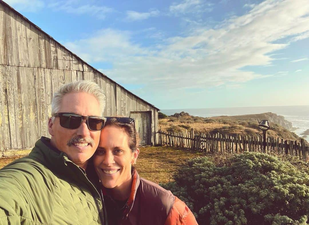 アナベス・ギッシュさんのインスタグラム写真 - (アナベス・ギッシュInstagram)「Two decades ago today, we stood on the rugged and wild cliff-edge of the Sea Ranch Lodge to get married. The sky was exquisitely blue, the temperature a typical Northern Cali October brisk. Friends and family surrounded us, and we said things no one else could hear because the wind carried them out to the sea. Then we had the best party we’ve (still!) ever been to—though how is it our wonderful sons weren’t there!?! Twenty years later, to return and stand on the same ground is humbling. The elements have not changed in their persistence. The barn is more weathered, the coastline more ocean-carved, and windswept. Lol, so are we. Life works hard on us all. But what a brilliant adventure! What gratitude lives in our hearts. Happy Anniversary @donutshoppeproductions」10月12日 7時51分 - annabeth_gish