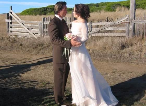 アナベス・ギッシュさんのインスタグラム写真 - (アナベス・ギッシュInstagram)「Two decades ago today, we stood on the rugged and wild cliff-edge of the Sea Ranch Lodge to get married. The sky was exquisitely blue, the temperature a typical Northern Cali October brisk. Friends and family surrounded us, and we said things no one else could hear because the wind carried them out to the sea. Then we had the best party we’ve (still!) ever been to—though how is it our wonderful sons weren’t there!?! Twenty years later, to return and stand on the same ground is humbling. The elements have not changed in their persistence. The barn is more weathered, the coastline more ocean-carved, and windswept. Lol, so are we. Life works hard on us all. But what a brilliant adventure! What gratitude lives in our hearts. Happy Anniversary @donutshoppeproductions」10月12日 7時51分 - annabeth_gish