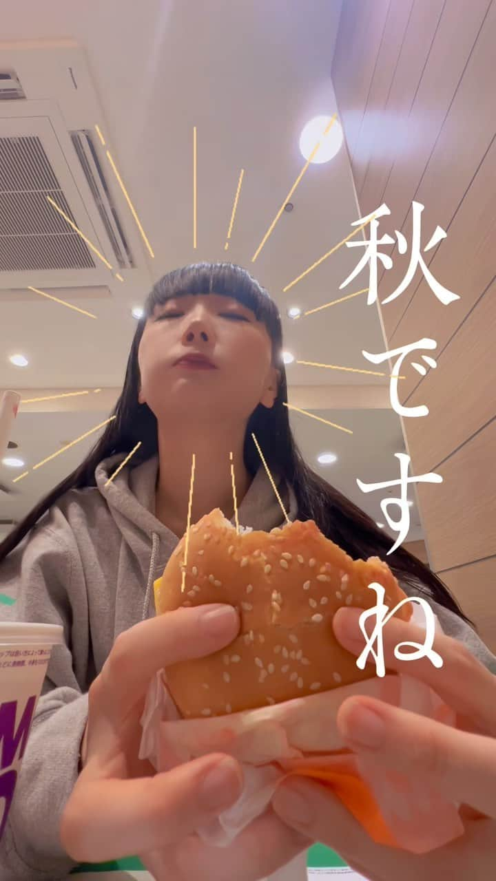 まりゑのインスタグラム：「秋の恒例行事🌕🍔🫶  ちょっと出遅れたけど、間に合いました、秋です🎑  #まりゑ動画 #月見バーガー #チーズ月見バーガー #秋 #恒例行事 #いただきます #ごちそうさまでした #マクドナルド #食べスタグラム #アフレコ #起きたて3秒 #ボイスチェンジ #してます #ガラガラ過ぎて #ポテトは我慢 #🌕 #🍔 #🫶 #まりゑ」