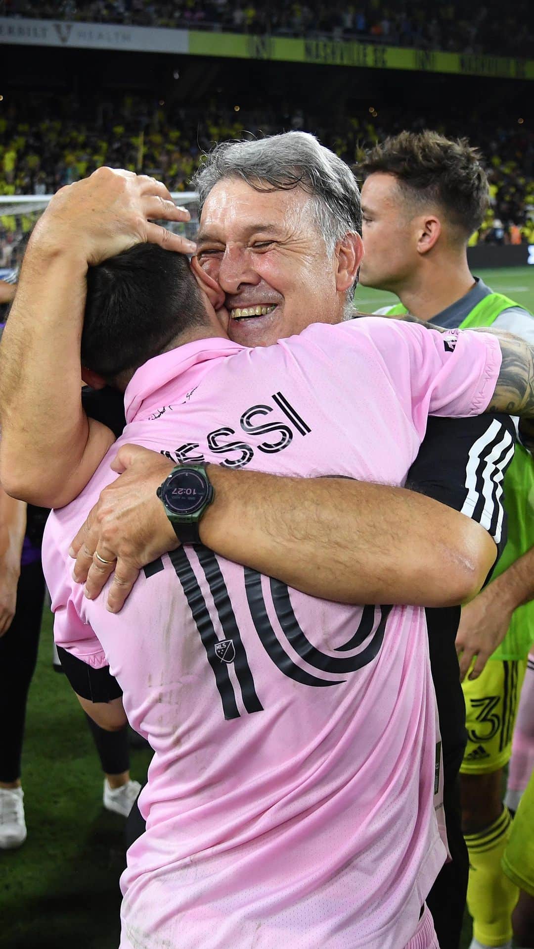 Major League Soccerのインスタグラム：「Tata & Leo, juntos de nuevo // together again.  The first three episodes of ‘Messi Meets America’ are now streaming on @appletv+」