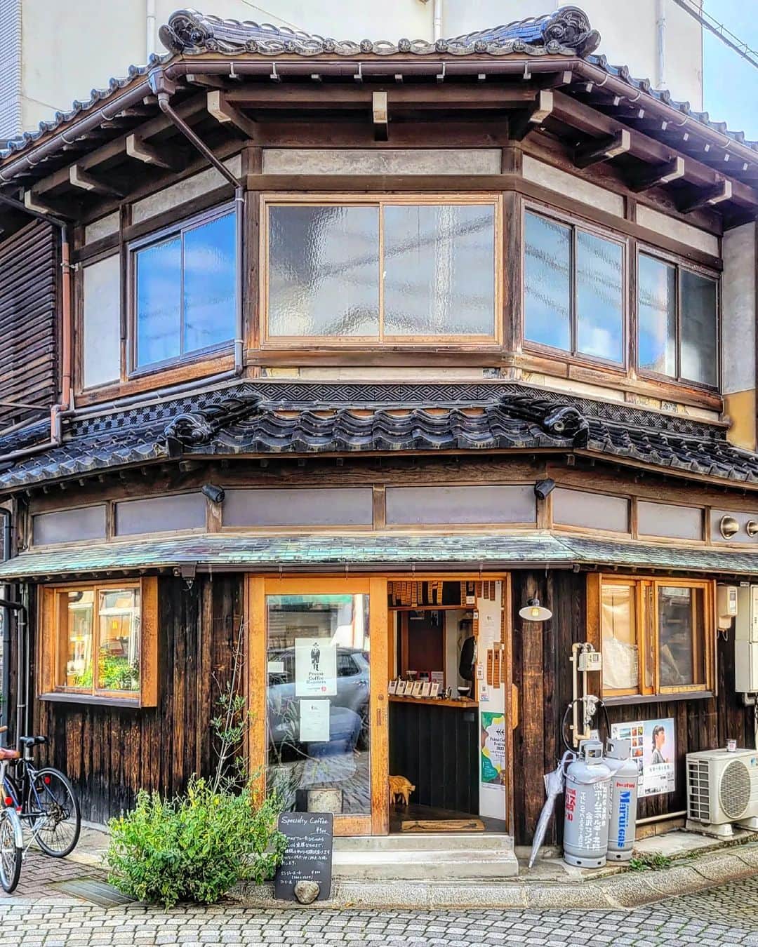 CAFE-STAGRAMMERさんのインスタグラム写真 - (CAFE-STAGRAMMERInstagram)「Have you ever visited Kanazawa City in Ishikawa Prefecture?素敵な佇まいを味わいながら、ドリップコーヒーを♪  #金沢 #金沢カフェ #☕ #kanazawa #PessoaCoffeeRoasters #ペソアコーヒーロースターズ #石川県 #金沢市 #cafetyo #cafe #café #coffee #coffeeshop #咖啡店 #咖啡廳 #咖啡 #카페 #manmakecoffee #coffeeexample #peoplebrewcoffee #ottencoffee #instacoffee #alternativebrewing #masfotokopi #baristadaily #coffeeshopsoftheworld #goodcoffee #coffeeshopcorners  #cafesaroundtheworld #sharingaworldofshops」10月12日 8時06分 - cafetyo