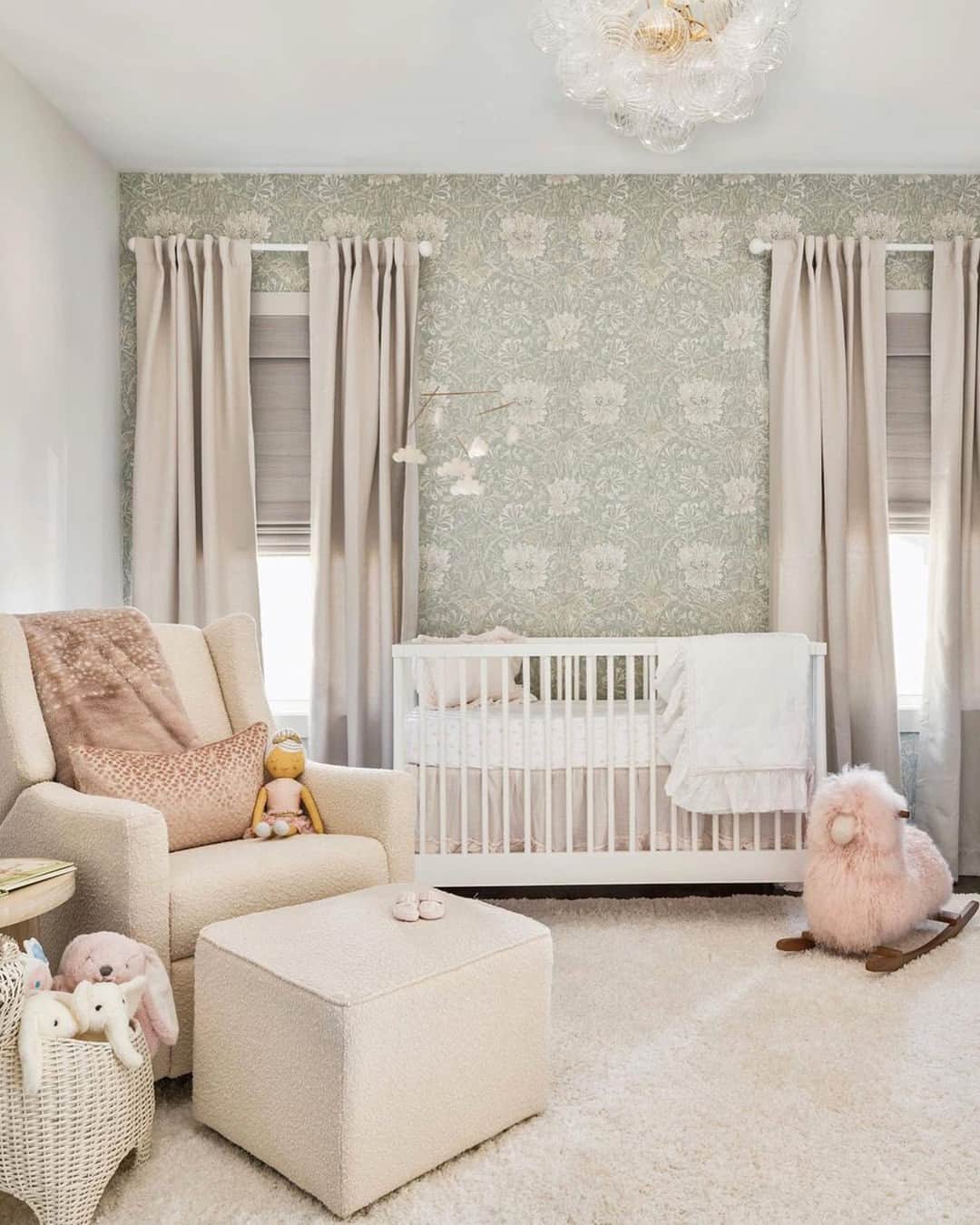 ジャスミン・トゥークスのインスタグラム：「Two fan faves, one dreamy nursery.  "Absolutely love this chair! It’s not just esthetically pleasing but it’s so comfortable! My husband is just as obsessed. Can’t wait to rock our baby in this." – Fara  "We searched for the perfect crib and this was it. We love the mid-century modern style." – Gigi  Design: @amberpiercedesign 📷: @lesliebrownphotography  #NurseryDesign #NurseryFurniture #NurseyDesignInspo #Crib #Nursery」