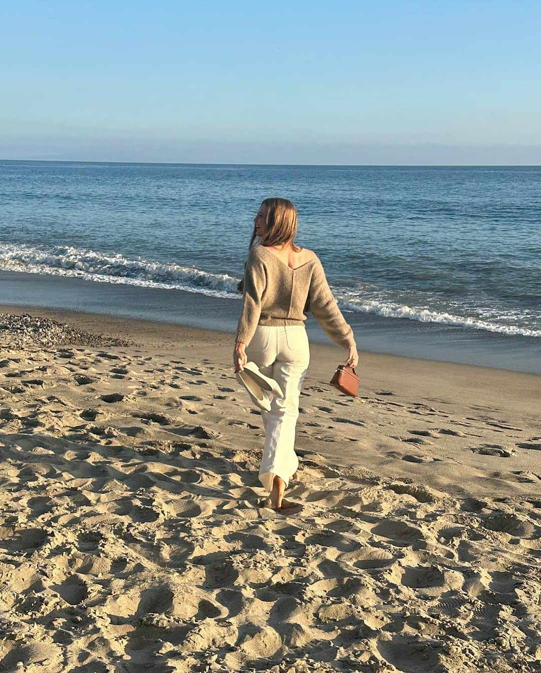 Larsen Thompsonさんのインスタグラム写真 - (Larsen ThompsonInstagram)「An evening in Malibu with my @loropiana family🤍 beautiful scenery, music, friends, and laughs… doesn’t get much better! #LoroPiana #LoroPianaCocooning」10月12日 8時01分 - larsenthompson