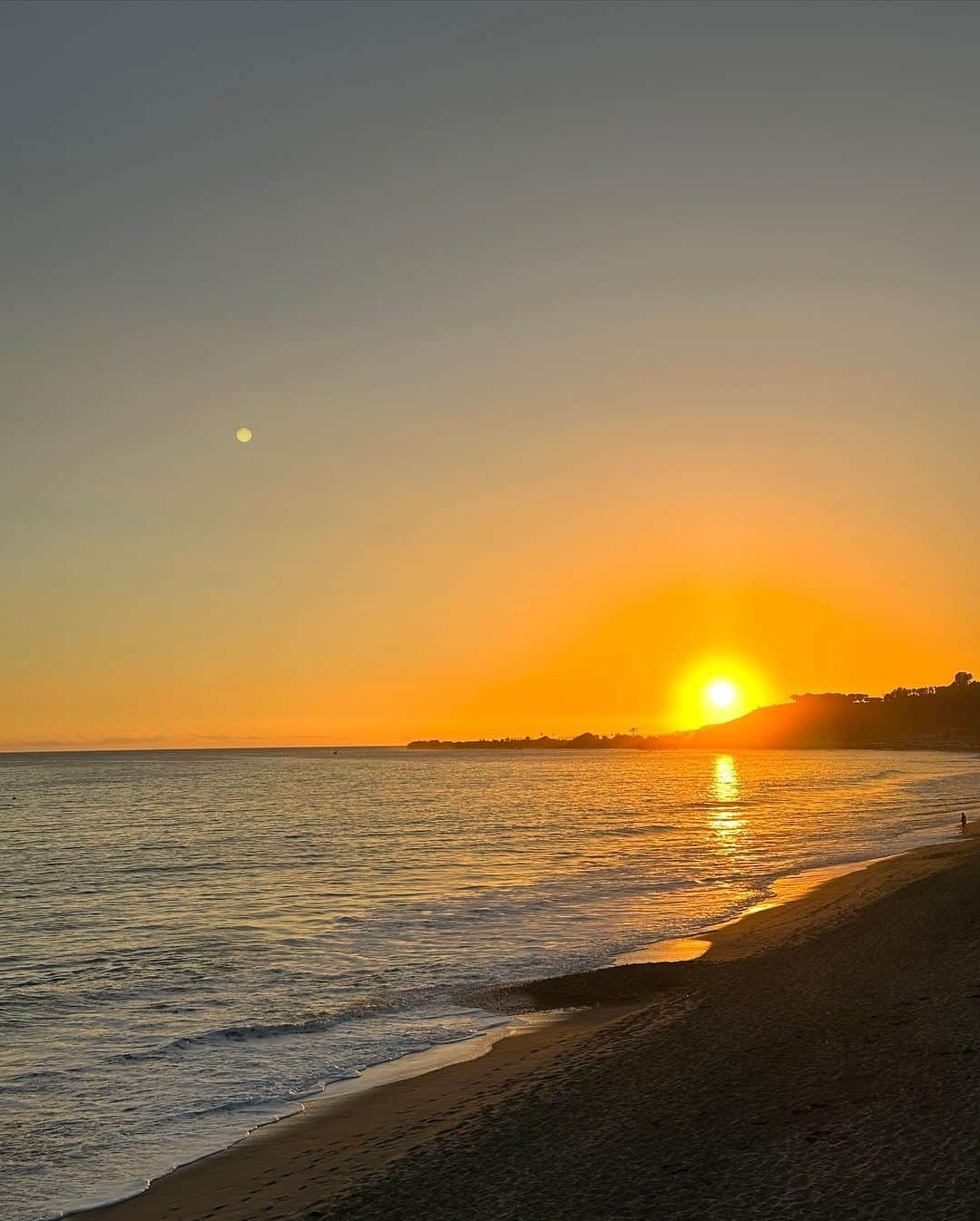 Larsen Thompsonさんのインスタグラム写真 - (Larsen ThompsonInstagram)「An evening in Malibu with my @loropiana family🤍 beautiful scenery, music, friends, and laughs… doesn’t get much better! #LoroPiana #LoroPianaCocooning」10月12日 8時01分 - larsenthompson