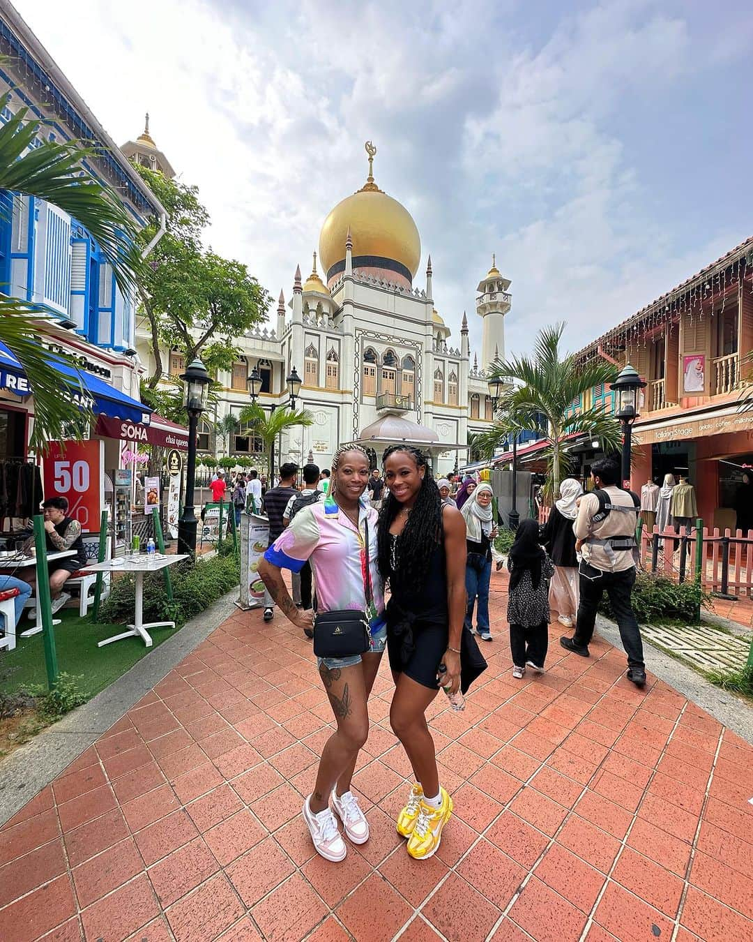 アシュリー・ヘンダーソンさんのインスタグラム写真 - (アシュリー・ヘンダーソンInstagram)「Singapore with my favorite girl in the whole wide world, my mom🤍🤍🤍」10月12日 8時01分 - iamsimplyash