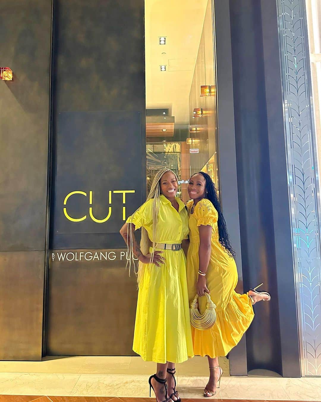 アシュリー・ヘンダーソンのインスタグラム：「Singapore with my favorite girl in the whole wide world, my mom🤍🤍🤍」