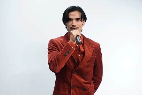 尚玄さんのインスタグラム写真 - (尚玄Instagram)「We had “@cinema_at_sea - Okinawa Pan-Pacific International Film Festival" Press Conference yesterday. We are pleased to announce this year’s program line-up, featuring almost 40 films from around the world.   昨日、沖縄で新たに開催する映画祭 Cinema at Sea の記者会見がありました。映画祭には華やかな側面があると思いますが、僕としては敷居が高いイメージを持って欲しくないです。地元の人が気軽に足を運んで映画を楽しんだり、映画の道を志す若い人たちがゲストの方々と双方向に対話できるようなそんな映画祭にしたいと思っています。例え自分の作品が招待されていなくてもフィルムメイカーたちが集って映画について語れる場を作りたいです。世界中から選ばれた計38本の今年のラインナップも発表されましたのでぜひチェックしてみてください。  @boss  #BeYourOwnBoss   #CinemaatSea #OkinawaPanPacificInternationalFilmFestival #沖縄環太平洋国際フィルムフェスティバル #映画祭 #FilmFestival」10月12日 8時15分 - shogenism