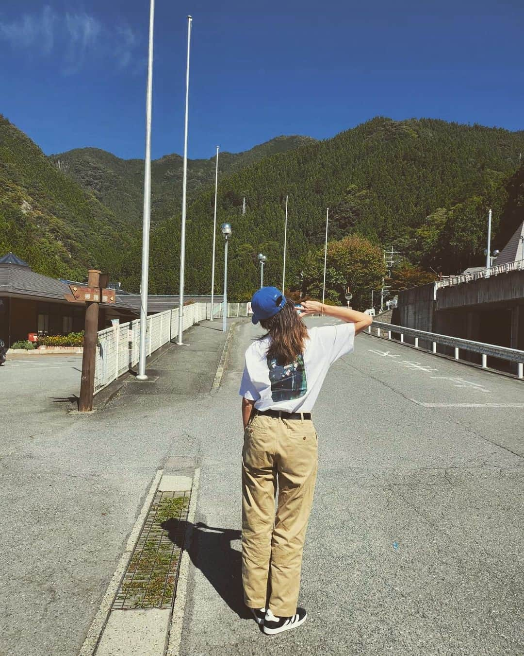 竹下玲奈のインスタグラム：「三峰神社行って参りました✨ いや〜良かったです😳はい ユニクロで大好きな呪術廻戦のTシャツ チノパンも15分くらいで裾上げしてもらってビックリ‼️ ベルトは　@arts_and_science  スニーカー　@adidasoriginals  @uniqlo.japan.store  #uniqlo  #呪術廻戦  #ootd #三峰神社  #adidas」