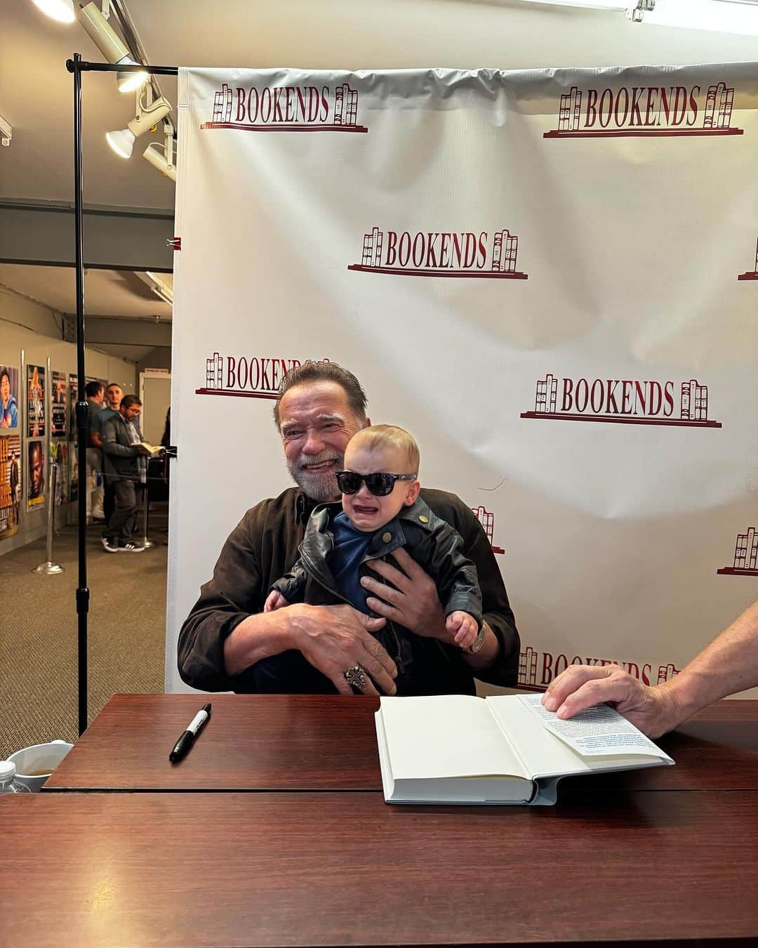アーノルド・シュワルツェネッガーのインスタグラム：「What a fantastic time signing all of your books at @bookendsnj. This was my cutest fan. He was a little upset when he found out he wasn’t the only Terminator there.」