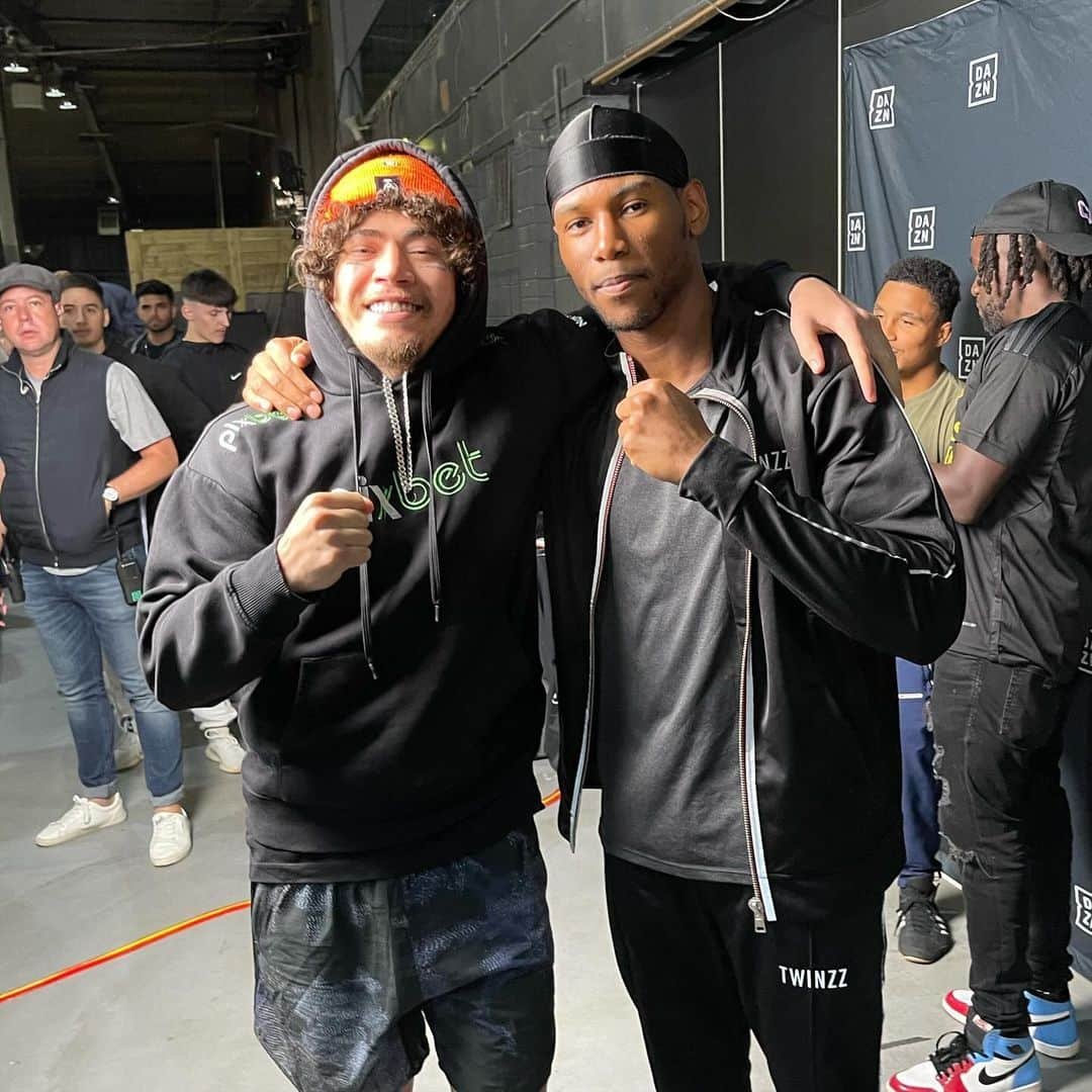 Whindersson Nunesのインスタグラム：「“Nem todo mundo que você luta é seu inimigo e nem todo mundo que te ajuda é seu amigo” - Mike Tyson Sábado, dia 14 eu luto em Manchester na Inglaterra, link pra assistir na minha bio!」