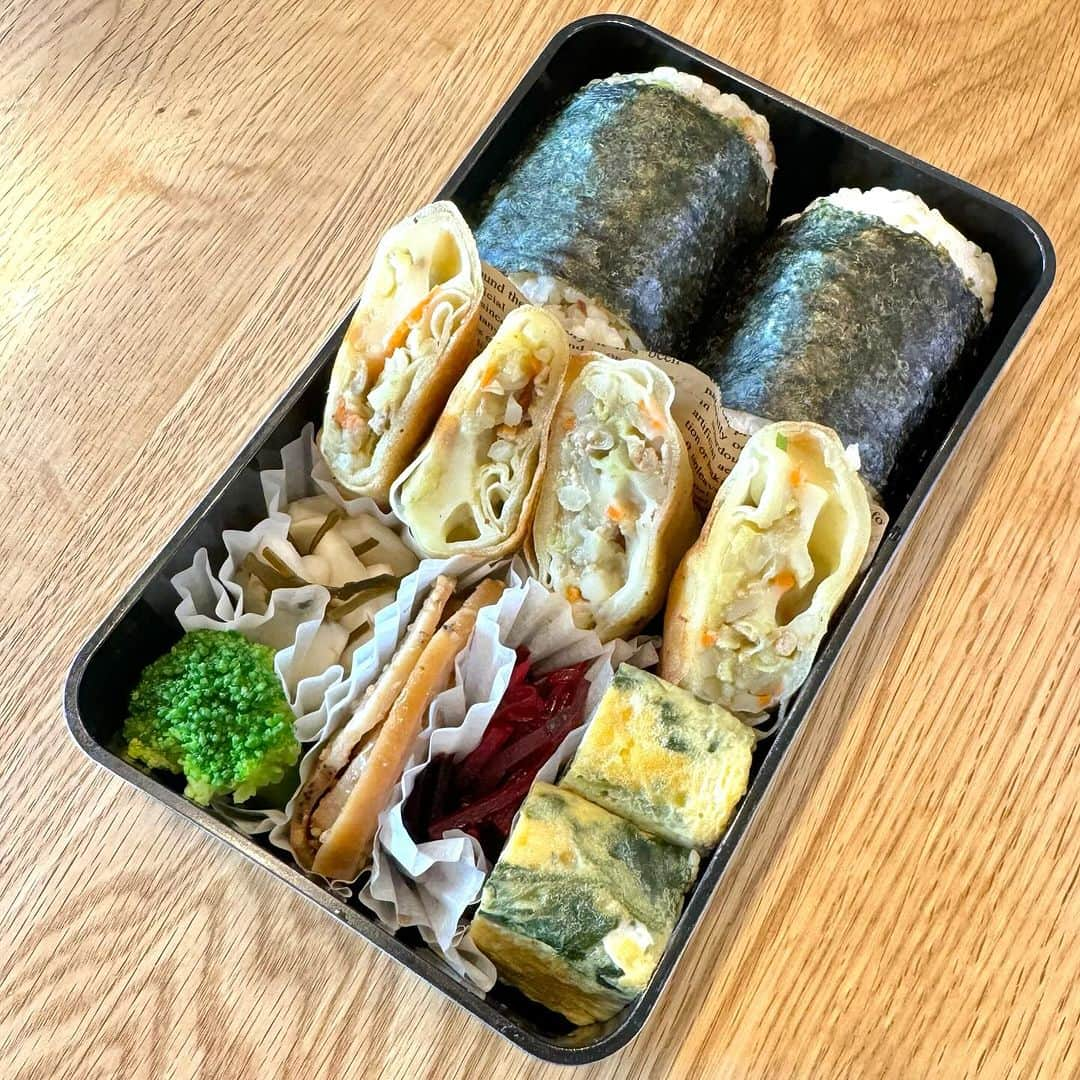 おちあやこのインスタグラム：「今日の夫弁当。  昨日の晩のあまりの春巻きを。 カレー味です。  もう、いい加減に食べ終わらないといけない作り置き。  あと、卵焼きは焼いた！ ほうれん草入り。  蕪の葉の生ふりかけ 昆布の佃煮 のおにぎり  2枚目は火曜日の娘ごはん  コープ自然派の食材セットの ビーフストロガノフ  レタスとアボカドのサラダ  なにも言わなくても レシピみて作ってくれるように。 焼きすぎ、煮すぎもなく 野菜の食感を程よく残して美味しくできました。  成長したねぇ😂 11歳だもんね。  #今日の夫弁当 #今日のお弁当 #お弁当 #弁当記録#娘ごはん#小学生のお料理#コープ自然派#食材セット#あと20日」