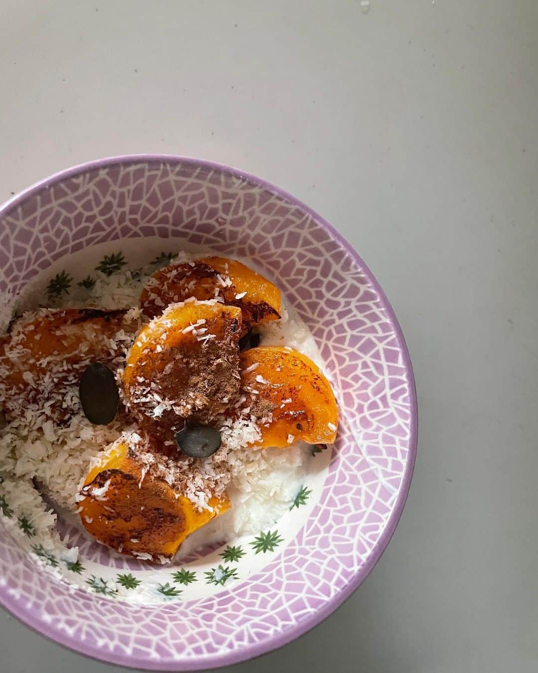 芝彰子のインスタグラム：「🥄  Baked persimmon w almond yogurt♥︎  昔は唯一、果物で苦手だった柿 今は大好きな柿♡  軽く焼いてVヨーグルトと。  ✾  美味しくて栄養もあって、 リラックス・自律神経を整える効果もある柿。  ただ、胃腸を冷やすとも言われるから 昔から“秋ナス🍆と柿は嫁に食わすな”とも 言われていたりも👂💡  焼いたらとろ〜っと、さらに甘く。 胃腸が強くないわたしも一石二鳥✨  . #柿 #柿の食べ方 #わたしの柿の食べ方 #食養 #からだにやさしいおやつ #体に優しい #ヘルシースイーツ  #perssimon #breakfast #yogurtbowl #vegan」