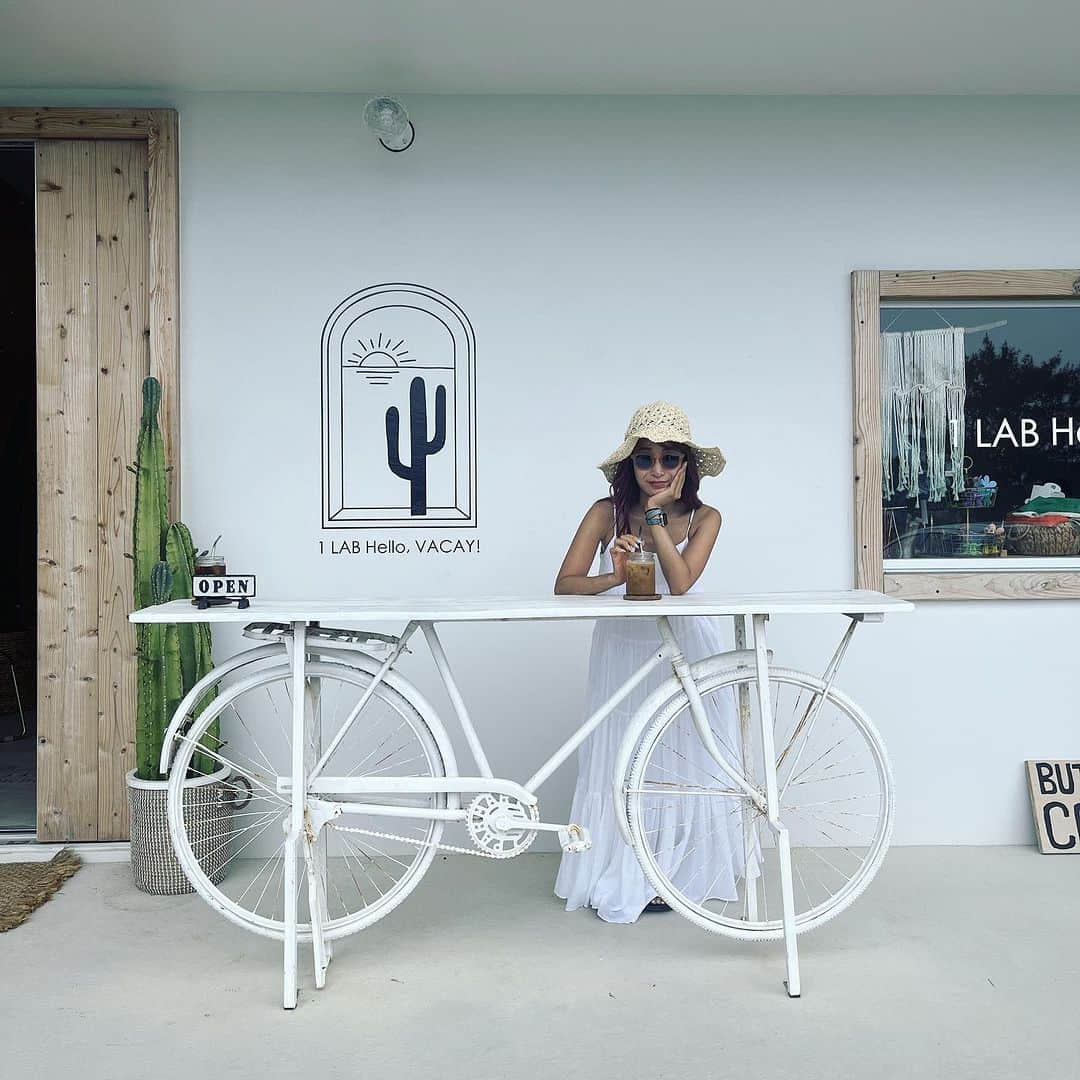 千波のインスタグラム：「cafeレポ☕︎ 宮古島 伊良部の素敵なカフェ とっても気に入ったので🍹  1 LAB Hello, VACAY!  ハローバケイ  サボテンがいっぱい🌵 雑貨も売ってて 庭のハンモックなどは 自由に使ってゴロゴロして良い🫶 オーガニックコーヒー、オーツミルク使用(牛乳に変更可)  宮古島の時は必ず行きたい〜っ とってもオススメです🫶  沖縄県宮古島市伊良部島仲地96-2 営業時間　11:00~17:00(LO.16:30)  @1lab_hellovacay_   #ハロバケ #宮古島 #カフェレポ #伊良部島」