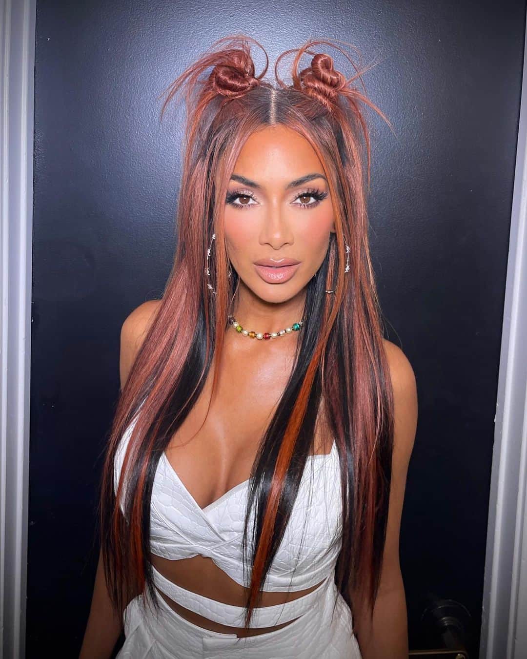 ニコール・シャージンガーのインスタグラム：「Tonight's 2000s look for @maskedsingerfox is giving y2k hunnyyy 💅🏽  Glam by: @miyakemakeup @dimitrishair @highheelprncess」