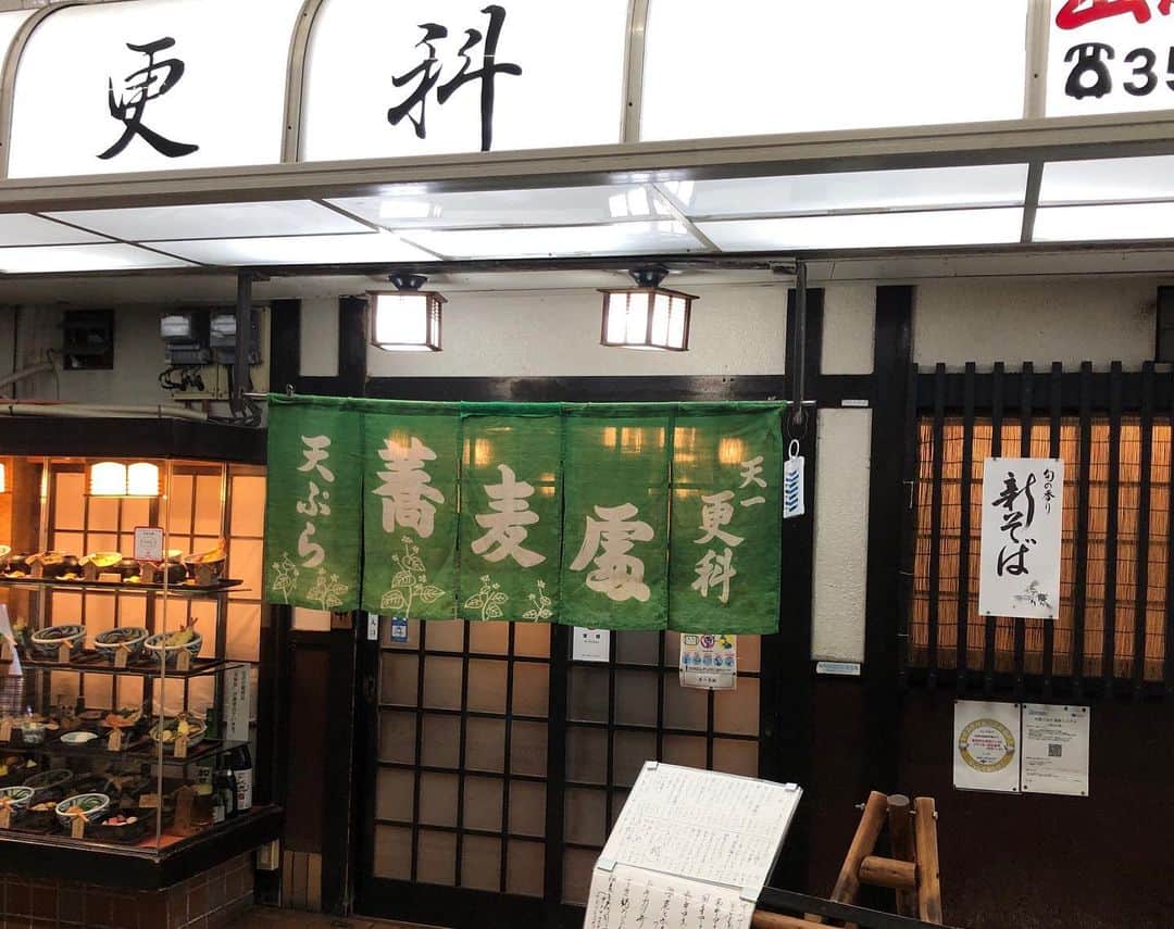 浜崎貴司さんのインスタグラム写真 - (浜崎貴司Instagram)「この間の大阪では、うどんか蕎麦を毎日食べました。  初日は大阪天満宮そばの天一更級の肉カレー蕎麦。  2日目は南舟場にあるうさみ亭マツバヤのおじやうどん。  3日目は心斎橋筋商店街にある味万のカレーうどんと天むす。  どの店も最高でした。  マツバヤのおじやうどんは、うどん以外にご飯が入っています。  紅生姜が効いていて、マツバヤの名物。  味万の天むすはクリスピーな海老天が特徴で、  かっぱえびせん的な味とお米の合体。  これもマストアイテムです。  カレーうどんは想像を越えるうまさ。  どの店も外観はメニューが張り出されていて少しガチャガチャしてます。  そこが大阪っぽくて好きです。  昨日はFLYING KIDSの伏島和雄還暦コーナーの企画会議がありました。  還暦ファンクコーナー、盛り上がりそうです！  10/27(金) FLYING KIDS ビルボードライブ東京公演  「FunKでしか言えない本当の事がある」 ～第2回チキチキ還暦だヨ！全員集合！～  熊本、福岡でのGACHIのチケット、一般発売中です。  こちらも想像を越える展開を企画中！  よろしくお願いします。  11/4(土) GACHIスペシャル in 熊本城ホール  浜崎貴司 vs. 奥田民生 vs. 木村充揮 vs.トータス松本 vs. YO-KING ゲスト：伴 都美子（Do As Infinity）  11/5(日) GACHIスペシャル福岡場所  浜崎貴司 vs. 奥田民生 vs. 木村充揮 vs.トータス松本 vs. 藤原さくら vs. YO-KING  #天一更科  #肉カレーそば  #カレーそば  #うさみ亭マツバヤ  #おじやうどん  #味万  #味万カレーうどん  #カレーうどん  #味万天むす  #天むす」10月12日 8時24分 - hamazakitakashi_official