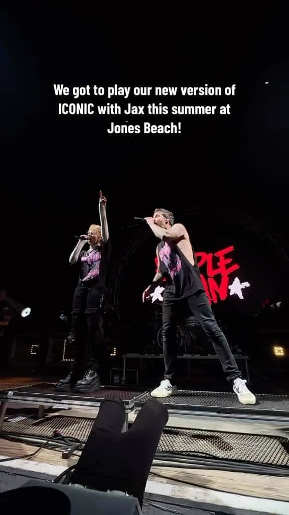 Simple Planのインスタグラム：「We got to perform our new version of “Iconic” feat. the amazing @jax for a rad crowd at Jones Beach this summer and we can’t wait for everyone to be able to stream it Friday!! 🤩🤩🤩   Pre-save it now so you’re the first to hear it!! Who’s ready??」