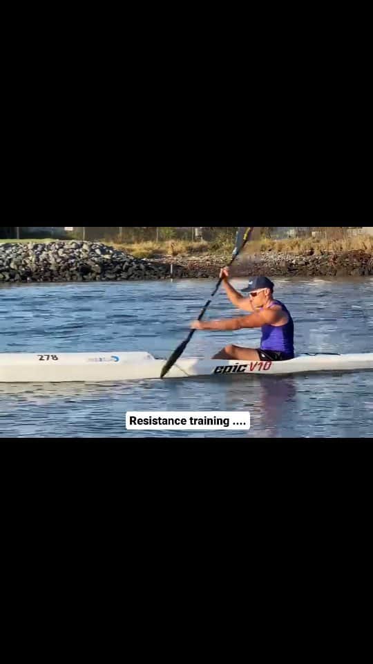 ピッタ・タウファトフアのインスタグラム：「Practising my stroke.....  @paddle2fitness」