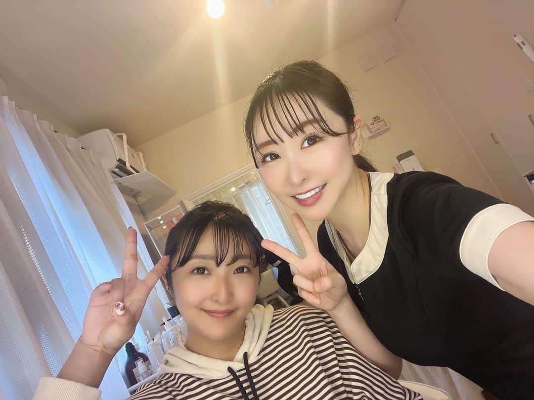 金城真央のインスタグラム：「前日、永瀬ゆみちゃんの美容サロンにお邪魔して来ました😍 ハイフとヘッドマッサージをしてもらったよ💕 最近はわんズ🐶のお世話で自分にあまり時間をかけれず色々凹み気味だったのだけど… 由美ちゃんとお話しして心もお肌も元気になったよ😍 ママの時間も大切だけど、自分の時間も大切にしないとですね😉  #美容好きな人と繋がりたい  #大人女子 #美容女子  #アラフォー女子  #アンチエイジング #美しくなりたい #目指せマイナス10歳」