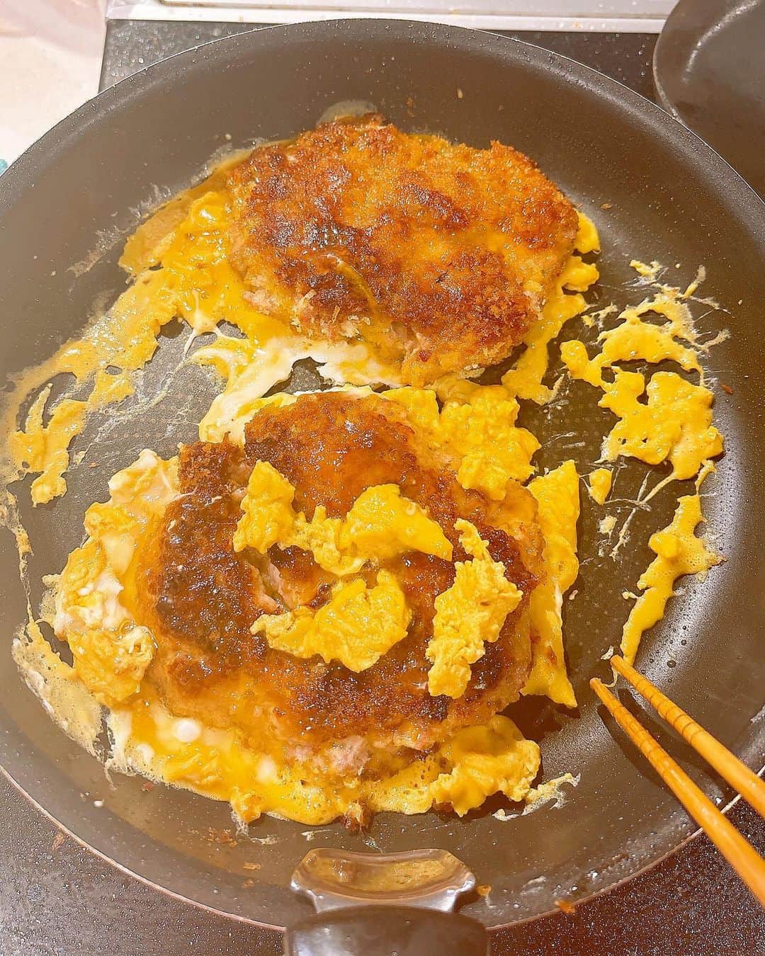 みきママさんのインスタグラム写真 - (みきママInstagram)「【10分でカツ丼おにぎりです〜！！】  少食のれんくん、おにぎりがいいんだって🤩🤩🤩カツ丼をはさみました✨✨✨  カツ丼おにぎりの作り方はね、めちゃ簡単です❗️豚こま肉をカツにして揚げ焼きしたら、卵＋麺つゆ＋砂糖でとじました❗️水分がないからおにぎりにぴったりです✨✨✨  詳しくは完食本にのっています🎉✨✨✨  最近、れんくん、早起きです㊗️㊗️㊗️  来週から中間試験でさ、今回は燃えてるな🔥🔥🔥  成績あがったらお小遣いあげるから頑張れ〜😁😁😁  #みきママ　#時短　#カツ丼 #おにぎり弁当 #卵 #豚肉　#弁当　 #カツ丼弁当　 #高校生 #男子弁当　 #japanesefood #obento #onigiri #japan #healthyfood  #katudon」10月12日 8時49分 - mikimama_official
