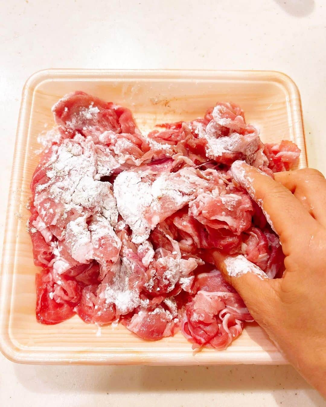 みきママさんのインスタグラム写真 - (みきママInstagram)「【10分でカツ丼おにぎりです〜！！】  少食のれんくん、おにぎりがいいんだって🤩🤩🤩カツ丼をはさみました✨✨✨  カツ丼おにぎりの作り方はね、めちゃ簡単です❗️豚こま肉をカツにして揚げ焼きしたら、卵＋麺つゆ＋砂糖でとじました❗️水分がないからおにぎりにぴったりです✨✨✨  詳しくは完食本にのっています🎉✨✨✨  最近、れんくん、早起きです㊗️㊗️㊗️  来週から中間試験でさ、今回は燃えてるな🔥🔥🔥  成績あがったらお小遣いあげるから頑張れ〜😁😁😁  #みきママ　#時短　#カツ丼 #おにぎり弁当 #卵 #豚肉　#弁当　 #カツ丼弁当　 #高校生 #男子弁当　 #japanesefood #obento #onigiri #japan #healthyfood  #katudon」10月12日 8時49分 - mikimama_official