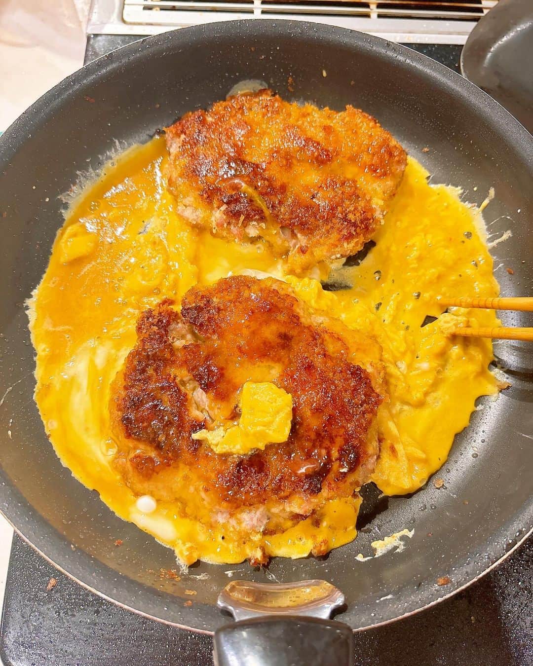 みきママさんのインスタグラム写真 - (みきママInstagram)「【10分でカツ丼おにぎりです〜！！】  少食のれんくん、おにぎりがいいんだって🤩🤩🤩カツ丼をはさみました✨✨✨  カツ丼おにぎりの作り方はね、めちゃ簡単です❗️豚こま肉をカツにして揚げ焼きしたら、卵＋麺つゆ＋砂糖でとじました❗️水分がないからおにぎりにぴったりです✨✨✨  詳しくは完食本にのっています🎉✨✨✨  最近、れんくん、早起きです㊗️㊗️㊗️  来週から中間試験でさ、今回は燃えてるな🔥🔥🔥  成績あがったらお小遣いあげるから頑張れ〜😁😁😁  #みきママ　#時短　#カツ丼 #おにぎり弁当 #卵 #豚肉　#弁当　 #カツ丼弁当　 #高校生 #男子弁当　 #japanesefood #obento #onigiri #japan #healthyfood  #katudon」10月12日 8時49分 - mikimama_official