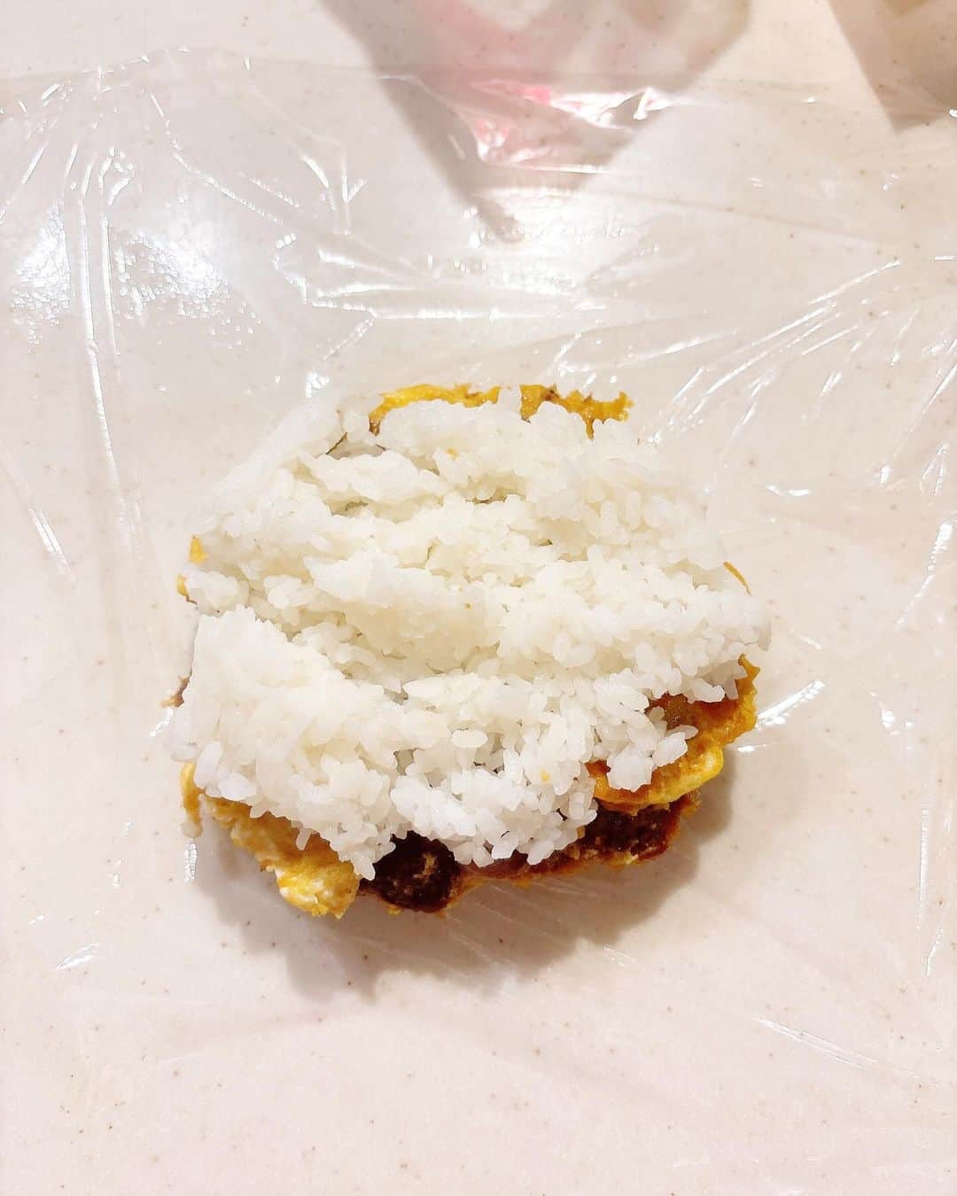 みきママさんのインスタグラム写真 - (みきママInstagram)「【10分でカツ丼おにぎりです〜！！】  少食のれんくん、おにぎりがいいんだって🤩🤩🤩カツ丼をはさみました✨✨✨  カツ丼おにぎりの作り方はね、めちゃ簡単です❗️豚こま肉をカツにして揚げ焼きしたら、卵＋麺つゆ＋砂糖でとじました❗️水分がないからおにぎりにぴったりです✨✨✨  詳しくは完食本にのっています🎉✨✨✨  最近、れんくん、早起きです㊗️㊗️㊗️  来週から中間試験でさ、今回は燃えてるな🔥🔥🔥  成績あがったらお小遣いあげるから頑張れ〜😁😁😁  #みきママ　#時短　#カツ丼 #おにぎり弁当 #卵 #豚肉　#弁当　 #カツ丼弁当　 #高校生 #男子弁当　 #japanesefood #obento #onigiri #japan #healthyfood  #katudon」10月12日 8時49分 - mikimama_official