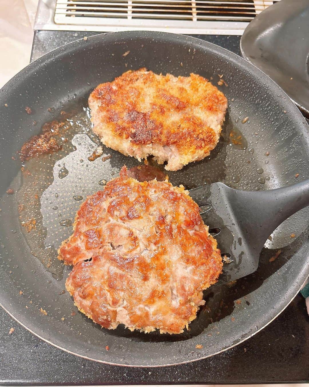 みきママさんのインスタグラム写真 - (みきママInstagram)「【10分でカツ丼おにぎりです〜！！】  少食のれんくん、おにぎりがいいんだって🤩🤩🤩カツ丼をはさみました✨✨✨  カツ丼おにぎりの作り方はね、めちゃ簡単です❗️豚こま肉をカツにして揚げ焼きしたら、卵＋麺つゆ＋砂糖でとじました❗️水分がないからおにぎりにぴったりです✨✨✨  詳しくは完食本にのっています🎉✨✨✨  最近、れんくん、早起きです㊗️㊗️㊗️  来週から中間試験でさ、今回は燃えてるな🔥🔥🔥  成績あがったらお小遣いあげるから頑張れ〜😁😁😁  #みきママ　#時短　#カツ丼 #おにぎり弁当 #卵 #豚肉　#弁当　 #カツ丼弁当　 #高校生 #男子弁当　 #japanesefood #obento #onigiri #japan #healthyfood  #katudon」10月12日 8時49分 - mikimama_official