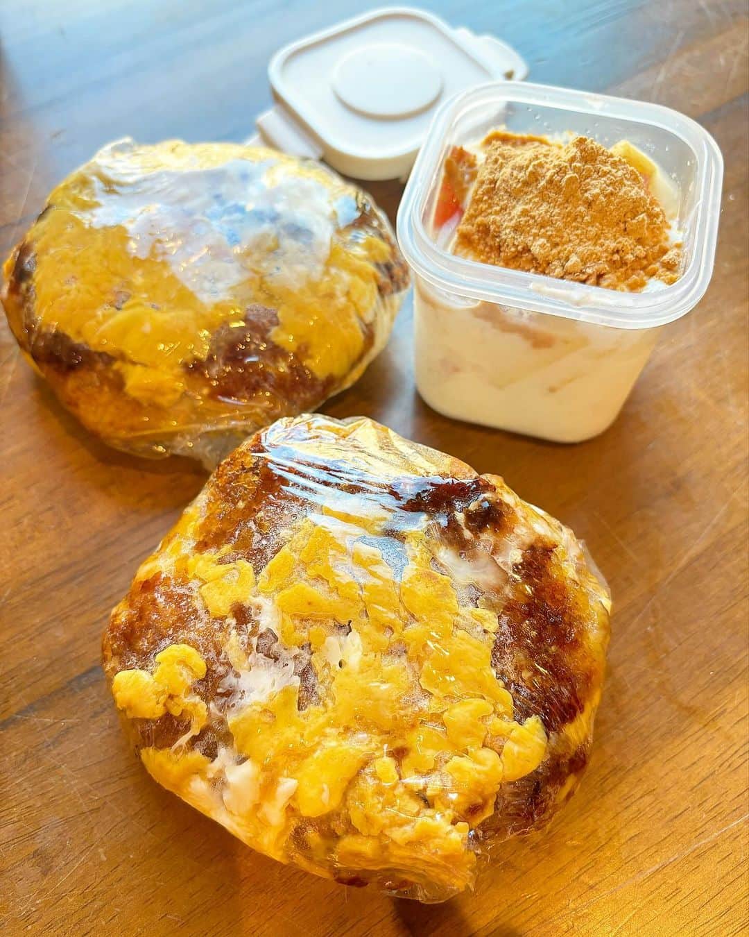 みきママさんのインスタグラム写真 - (みきママInstagram)「【10分でカツ丼おにぎりです〜！！】  少食のれんくん、おにぎりがいいんだって🤩🤩🤩カツ丼をはさみました✨✨✨  カツ丼おにぎりの作り方はね、めちゃ簡単です❗️豚こま肉をカツにして揚げ焼きしたら、卵＋麺つゆ＋砂糖でとじました❗️水分がないからおにぎりにぴったりです✨✨✨  詳しくは完食本にのっています🎉✨✨✨  最近、れんくん、早起きです㊗️㊗️㊗️  来週から中間試験でさ、今回は燃えてるな🔥🔥🔥  成績あがったらお小遣いあげるから頑張れ〜😁😁😁  #みきママ　#時短　#カツ丼 #おにぎり弁当 #卵 #豚肉　#弁当　 #カツ丼弁当　 #高校生 #男子弁当　 #japanesefood #obento #onigiri #japan #healthyfood  #katudon」10月12日 8時49分 - mikimama_official