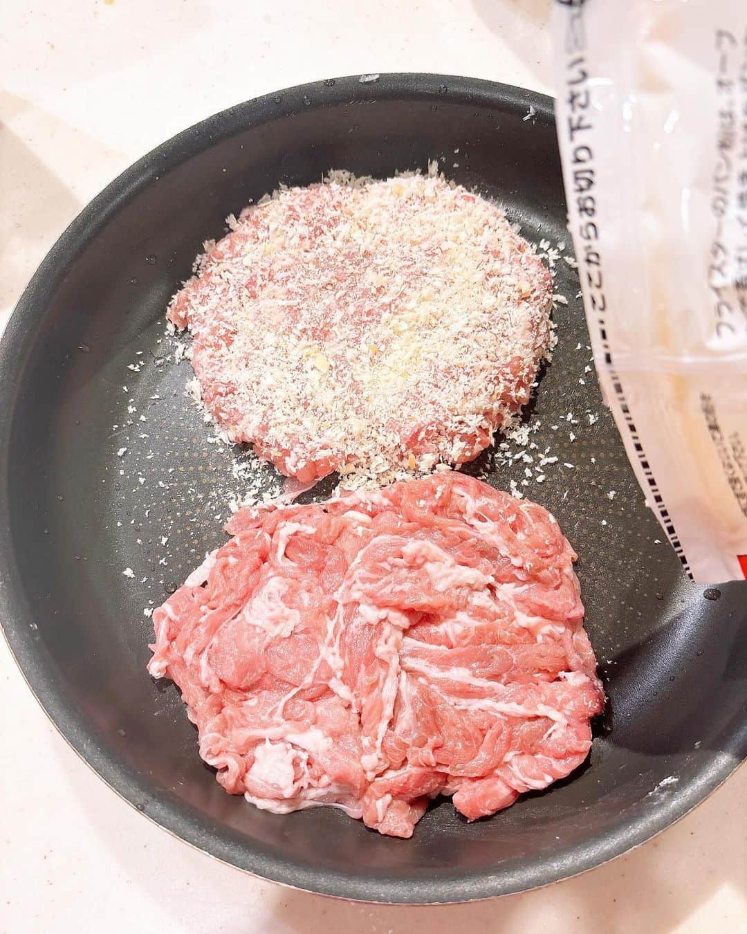 みきママさんのインスタグラム写真 - (みきママInstagram)「【10分でカツ丼おにぎりです〜！！】  少食のれんくん、おにぎりがいいんだって🤩🤩🤩カツ丼をはさみました✨✨✨  カツ丼おにぎりの作り方はね、めちゃ簡単です❗️豚こま肉をカツにして揚げ焼きしたら、卵＋麺つゆ＋砂糖でとじました❗️水分がないからおにぎりにぴったりです✨✨✨  詳しくは完食本にのっています🎉✨✨✨  最近、れんくん、早起きです㊗️㊗️㊗️  来週から中間試験でさ、今回は燃えてるな🔥🔥🔥  成績あがったらお小遣いあげるから頑張れ〜😁😁😁  #みきママ　#時短　#カツ丼 #おにぎり弁当 #卵 #豚肉　#弁当　 #カツ丼弁当　 #高校生 #男子弁当　 #japanesefood #obento #onigiri #japan #healthyfood  #katudon」10月12日 8時49分 - mikimama_official