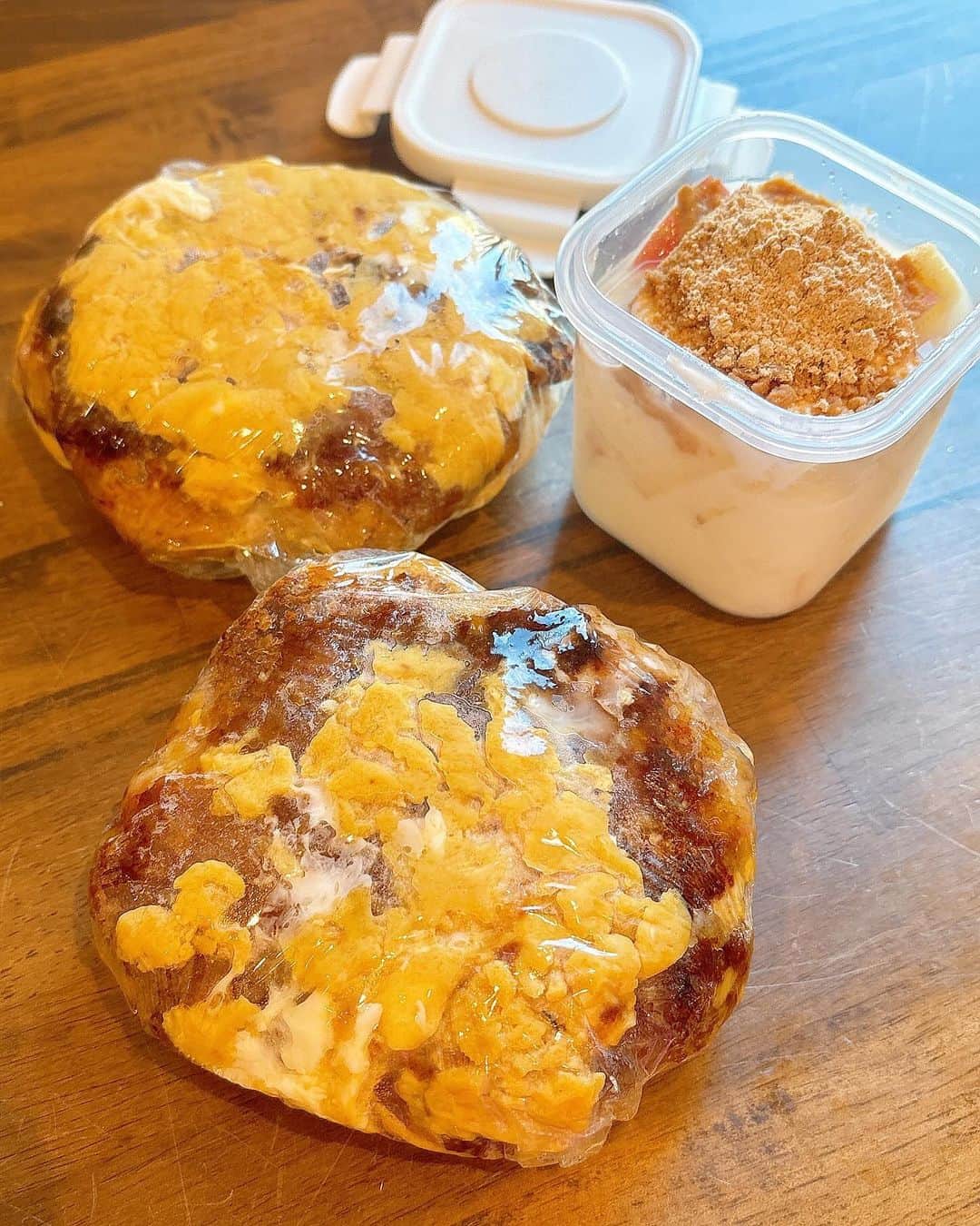みきママさんのインスタグラム写真 - (みきママInstagram)「【10分でカツ丼おにぎりです〜！！】  少食のれんくん、おにぎりがいいんだって🤩🤩🤩カツ丼をはさみました✨✨✨  カツ丼おにぎりの作り方はね、めちゃ簡単です❗️豚こま肉をカツにして揚げ焼きしたら、卵＋麺つゆ＋砂糖でとじました❗️水分がないからおにぎりにぴったりです✨✨✨  詳しくは完食本にのっています🎉✨✨✨  最近、れんくん、早起きです㊗️㊗️㊗️  来週から中間試験でさ、今回は燃えてるな🔥🔥🔥  成績あがったらお小遣いあげるから頑張れ〜😁😁😁  #みきママ　#時短　#カツ丼 #おにぎり弁当 #卵 #豚肉　#弁当　 #カツ丼弁当　 #高校生 #男子弁当　 #japanesefood #obento #onigiri #japan #healthyfood  #katudon」10月12日 8時49分 - mikimama_official