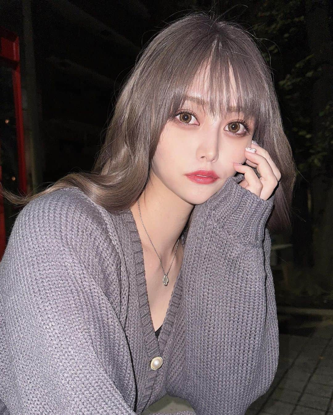 志崎ひなたのインスタグラム：「VAICEでヘアメンテ💕 グレージュ系にしてもらった🖤ブリーチしてる時の暗めカラー透明感あってすごく好き🥹 色落ちも綺麗そうですごく楽しみ🤍 かずさんカットで顔周りの重さ無くしてもらいました🫶🏻  #秋カラー#グレージュ#ブリーチカラー #キャバ嬢#歌舞伎町キャバ嬢#歌舞伎町キャバクラ#歌舞伎町」