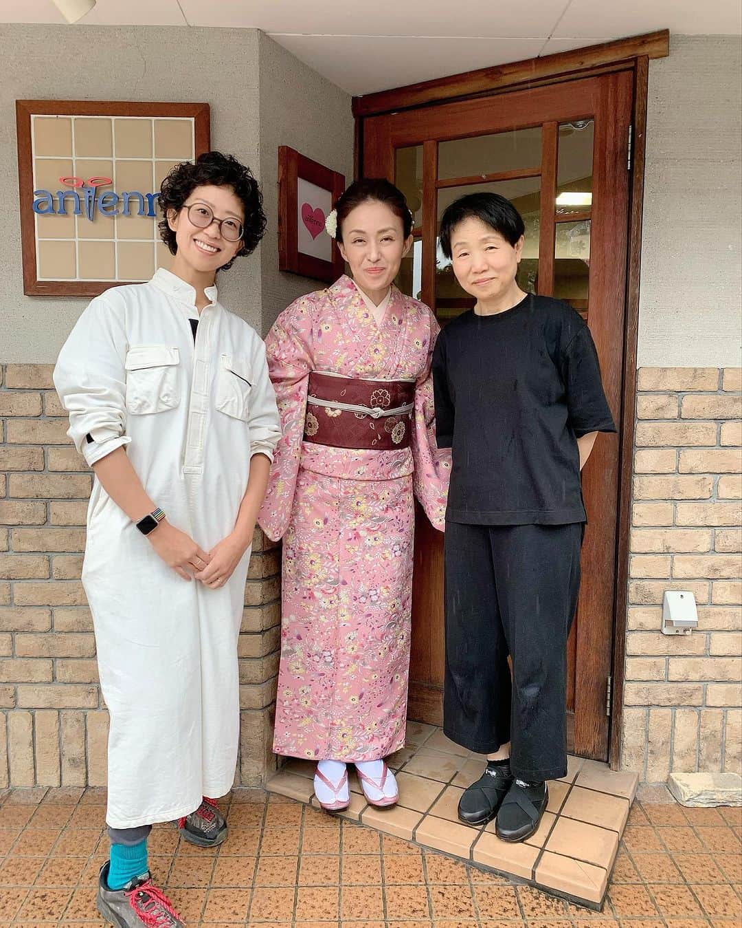 都竹悦子のインスタグラム：「@antenna_hh 美容室　アンテナ　さん。  桜山八幡宮の表参道にある、美容室　アンテナさん。 早朝からヘアメイク、着付けでお世話になりました！ 私の左側が美容師の　ともちゃん😊 去年も今年も、生放送前の緊張をほぐしてくれるand確かな腕で安心してお任せできる素敵な女性です！ 一人一人違う髪質、頭の形、好みなどのニーズに対応する一期一会の美容師のお仕事が「とっても面白い！毎日ワクワクするんです」と言っていたのがとても印象的でした。 着付けの先生も、ともちゃん繋がりでのご縁。着物に対する愛！着物を着る人への愛！が溢れる素晴らしい先生で、 生放送中も腹式呼吸をする私に合わせた着付けをしてくださり、感謝ばかりでした。  ２枚目の写真は、 ドイツからの観光客の男性！ 二週間の日本滞在で、「先週も高山に来たけど、祭だからまた戻ってきたんだよ！」と嬉しそうに話してくださいました。 雨だから残念ですね、と言うと、「何百年も続く祭なら、雨の年もこれまでもあったはず。雨なら、雨の祭を楽しむよ」とのこと。 なるほど！と、下がり気味だったこちらのテンションも上がりました(^^)  地元の屋台組の方々も「雨でも、これもまた祭」とおっしゃいますが、 その意味をドイツの男性から改めて教わった気分。新鮮な気持ちで、番組司会をさせていただきました！  たくさんの方のおかげで、たのしみながらお仕事をさせていただきました！ ありがとうございました😊 　#飛騨高山祭　#八幡祭　#都竹悦子　#ヒットネットtv #2023年10月9日」
