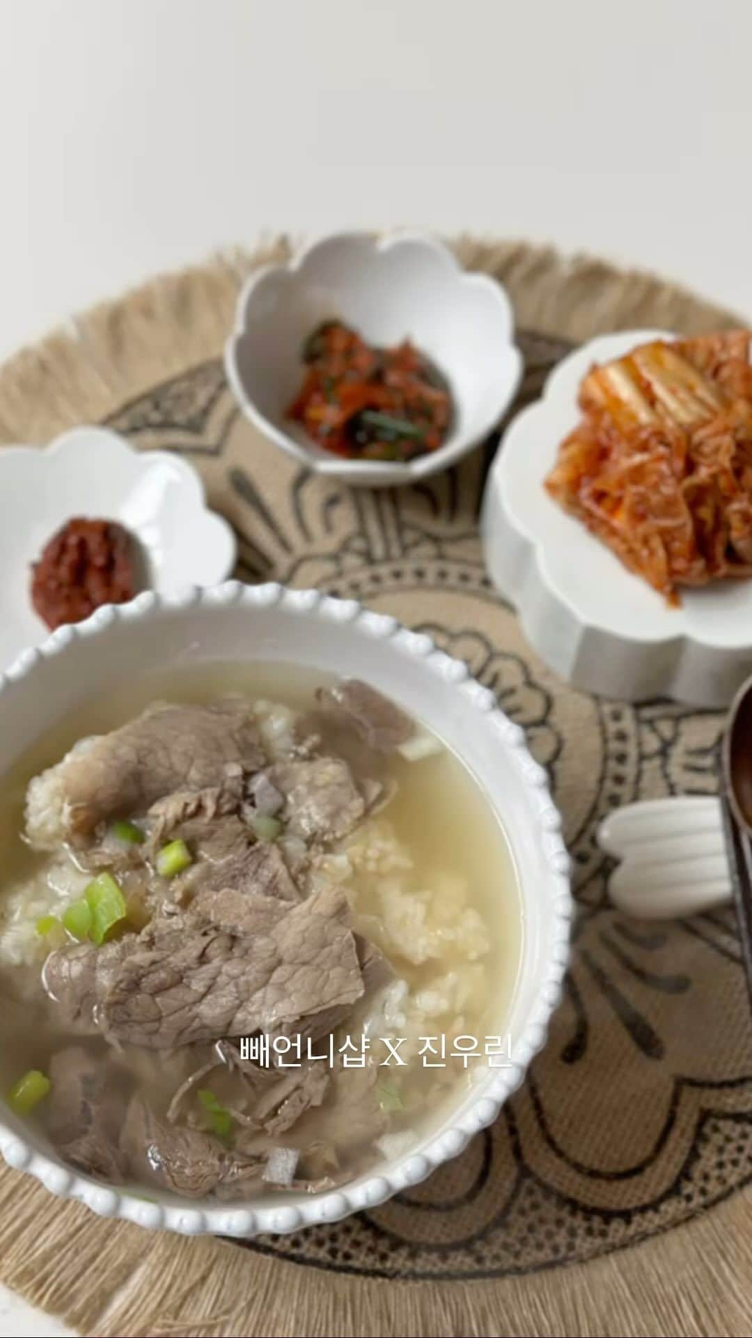 ペ・ユンジョンのインスタグラム：「- 여윽시 진우린 인기 짱이네요!! 감사합니다❤️  ⚠️맛있게 드시는 법⚠️ 🌀냉동 상태 그대로 넣어 끓여주세요. 🌀끓기 시작 할 때 대파를 넣어 드시면 더욱 맛있습니다(대.파.추.천) 🌀취향에 따라 양념장을 조금 넣어 드시면 얼큰한 맛을 느끼실 수 있습니다.  📌양념장(다대기)를 함께 보내드립니다  함께 넣어 드시면 얼큰한 맛을 느끼실 수 있습니다. 다대기는 냉동 보관해주시구요 냉장 보관시 간장물이 생길 수 있으며 7일 이내 드시길 바랍니다.  @bbaeeonni_shop」