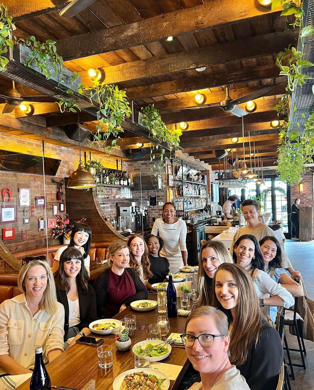 近藤麻理恵さんのインスタグラム写真 - (近藤麻理恵Instagram)「A well-timed trip to New York City meant that I was lucky enough to join a recent KonMari Consultant meet-up in person. As soon as I entered the room, I could feel the buzz of energy — so much celebration, pride, and gratitude! There is something uniquely joyful about sharing stories and support. Each Consultant had a different word to describe their tidying work — “Busy!” “Rewarding!” “Joyful!” I agree with them all!  As for the day itself, for me, the word is: Unforgettable.  #konmari #konmariconsultants #mariekondo #sparkjoy - If you’re interested, we have an upcoming Info Session where some wonderful KonMari Consultants share their experiences on ”Building a Thriving Business as a KonMari Consultant” soon!  Sign up though the link in bio: 🔗Register for Free Info Session」10月12日 8時54分 - mariekondo