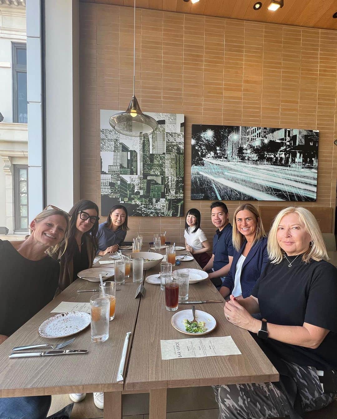 近藤麻理恵さんのインスタグラム写真 - (近藤麻理恵Instagram)「A well-timed trip to New York City meant that I was lucky enough to join a recent KonMari Consultant meet-up in person. As soon as I entered the room, I could feel the buzz of energy — so much celebration, pride, and gratitude! There is something uniquely joyful about sharing stories and support. Each Consultant had a different word to describe their tidying work — “Busy!” “Rewarding!” “Joyful!” I agree with them all!  As for the day itself, for me, the word is: Unforgettable.  #konmari #konmariconsultants #mariekondo #sparkjoy - If you’re interested, we have an upcoming Info Session where some wonderful KonMari Consultants share their experiences on ”Building a Thriving Business as a KonMari Consultant” soon!  Sign up though the link in bio: 🔗Register for Free Info Session」10月12日 8時54分 - mariekondo