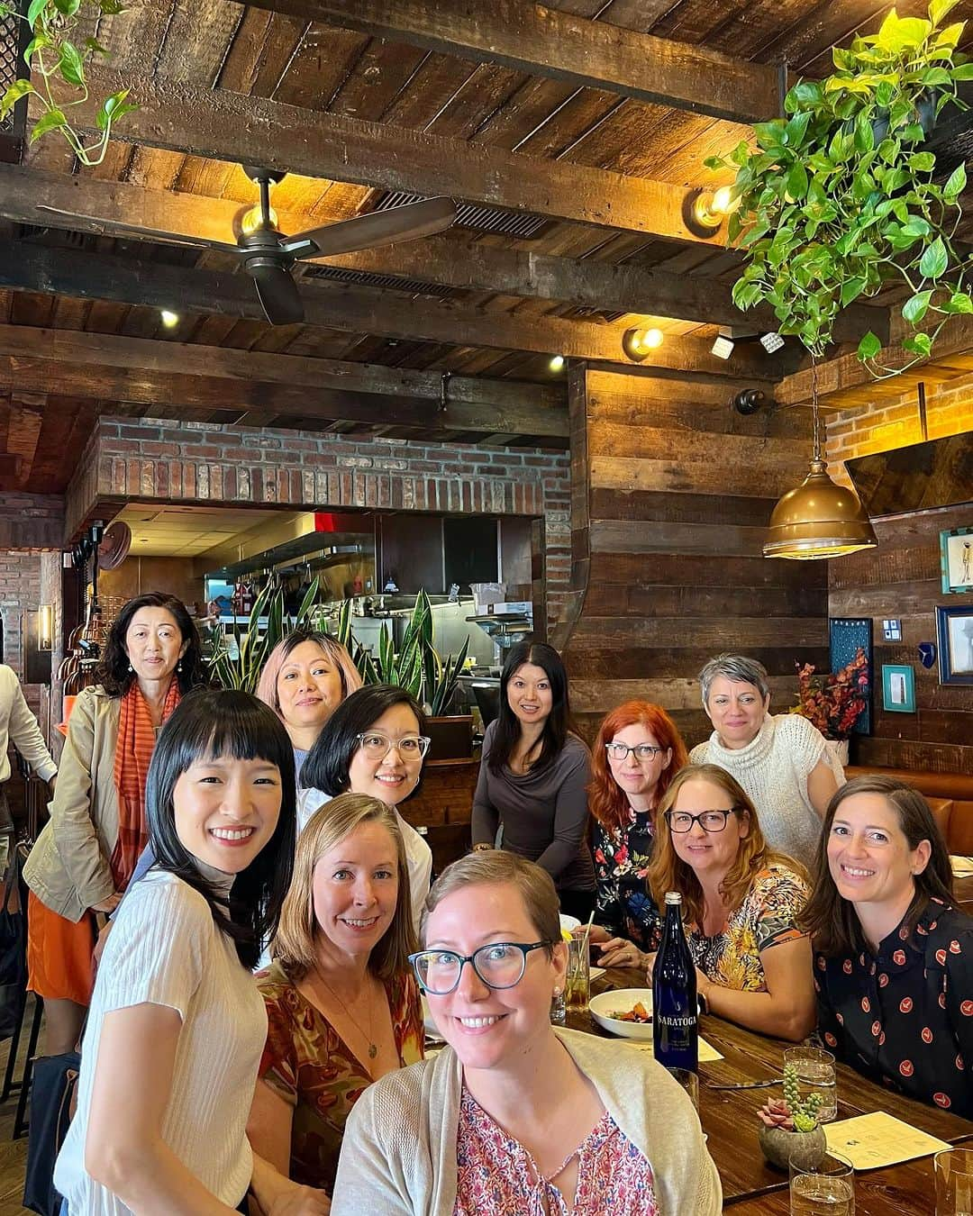 近藤麻理恵さんのインスタグラム写真 - (近藤麻理恵Instagram)「A well-timed trip to New York City meant that I was lucky enough to join a recent KonMari Consultant meet-up in person. As soon as I entered the room, I could feel the buzz of energy — so much celebration, pride, and gratitude! There is something uniquely joyful about sharing stories and support. Each Consultant had a different word to describe their tidying work — “Busy!” “Rewarding!” “Joyful!” I agree with them all!  As for the day itself, for me, the word is: Unforgettable.  #konmari #konmariconsultants #mariekondo #sparkjoy - If you’re interested, we have an upcoming Info Session where some wonderful KonMari Consultants share their experiences on ”Building a Thriving Business as a KonMari Consultant” soon!  Sign up though the link in bio: 🔗Register for Free Info Session」10月12日 8時54分 - mariekondo