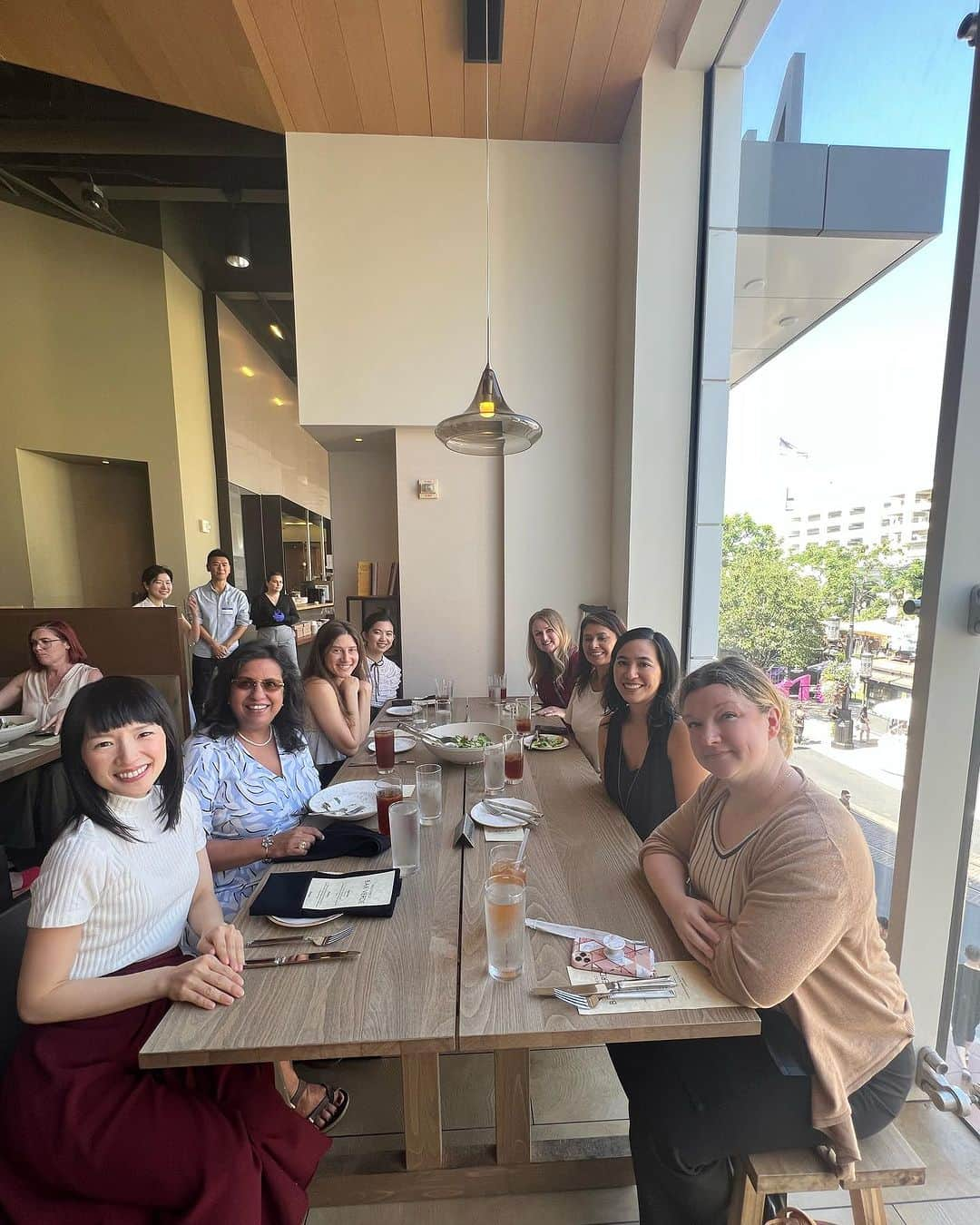 近藤麻理恵のインスタグラム：「A well-timed trip to New York City meant that I was lucky enough to join a recent KonMari Consultant meet-up in person. As soon as I entered the room, I could feel the buzz of energy — so much celebration, pride, and gratitude! There is something uniquely joyful about sharing stories and support. Each Consultant had a different word to describe their tidying work — “Busy!” “Rewarding!” “Joyful!” I agree with them all!  As for the day itself, for me, the word is: Unforgettable.  #konmari #konmariconsultants #mariekondo #sparkjoy - If you’re interested, we have an upcoming Info Session where some wonderful KonMari Consultants share their experiences on ”Building a Thriving Business as a KonMari Consultant” soon!  Sign up though the link in bio: 🔗Register for Free Info Session」